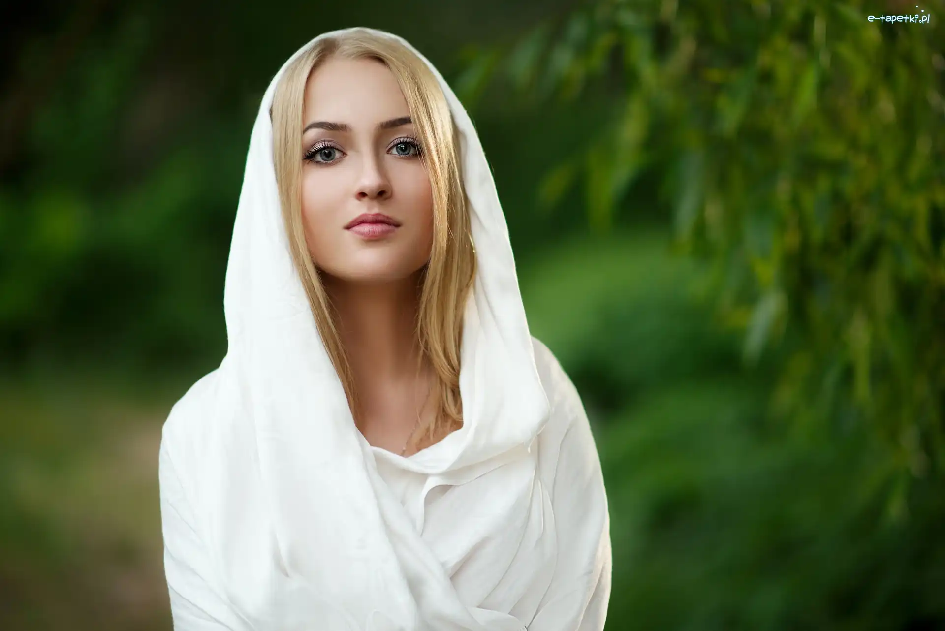 Blondynka, Kobieta