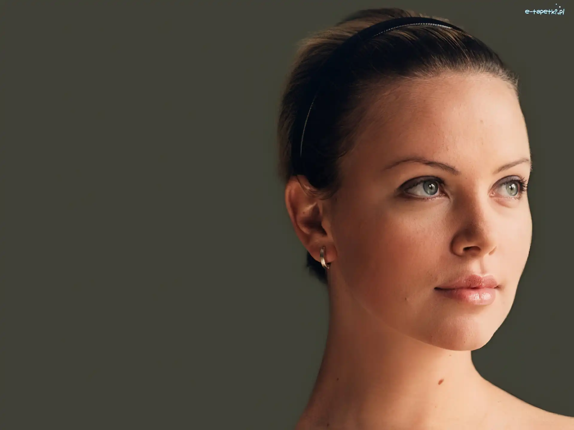 kolczyk, opaska, Charlize Theron