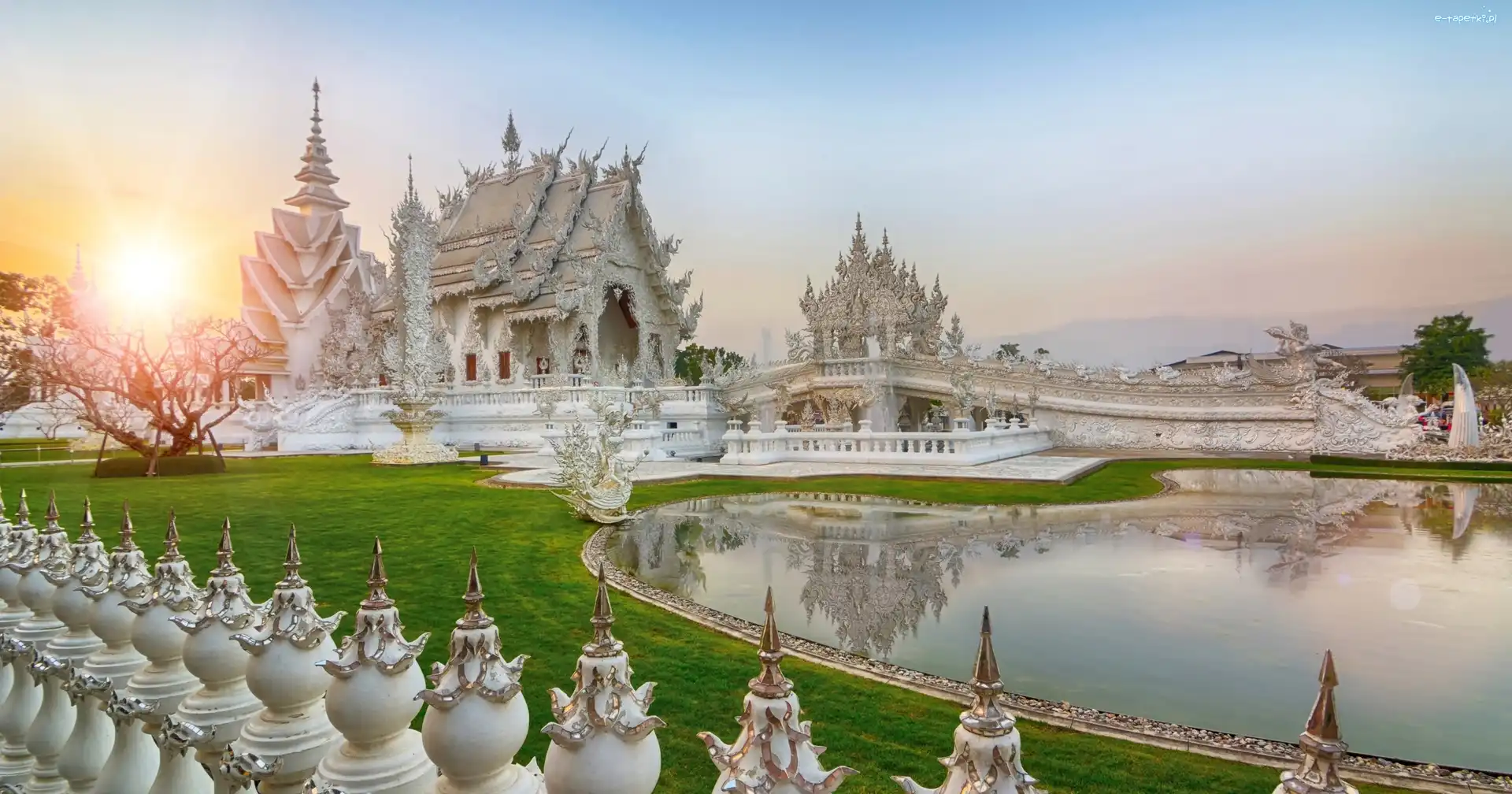 Tajlandia, Buddyjska, Wat Rong Khun, Biała Świątynia, Wschód Słońca, Prowincja Chiang Rai, Staw