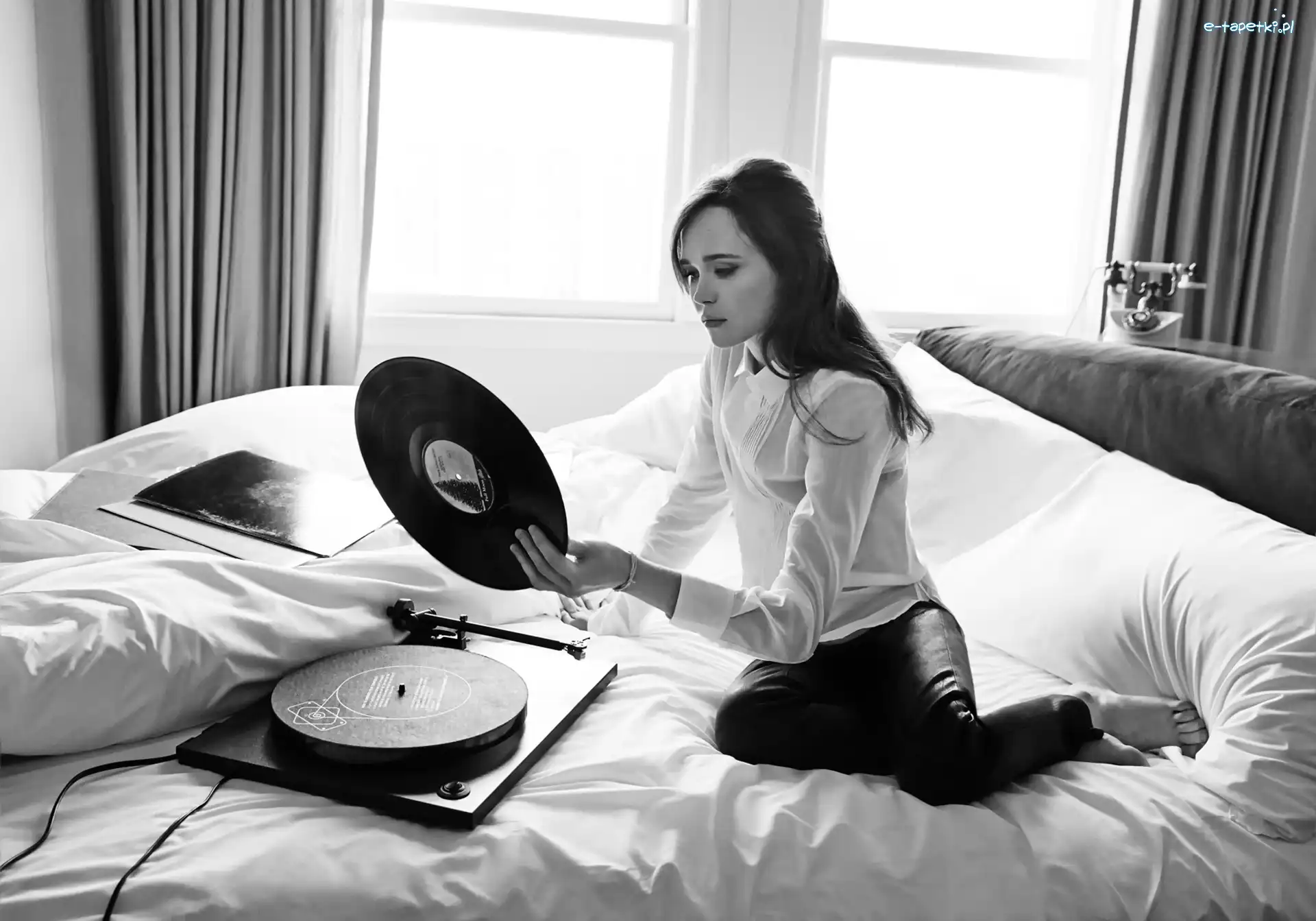 Płyta, Ellen Page, Okna, Sypialnia, Gramofon, Winylowa, Łóżko, Kobieta