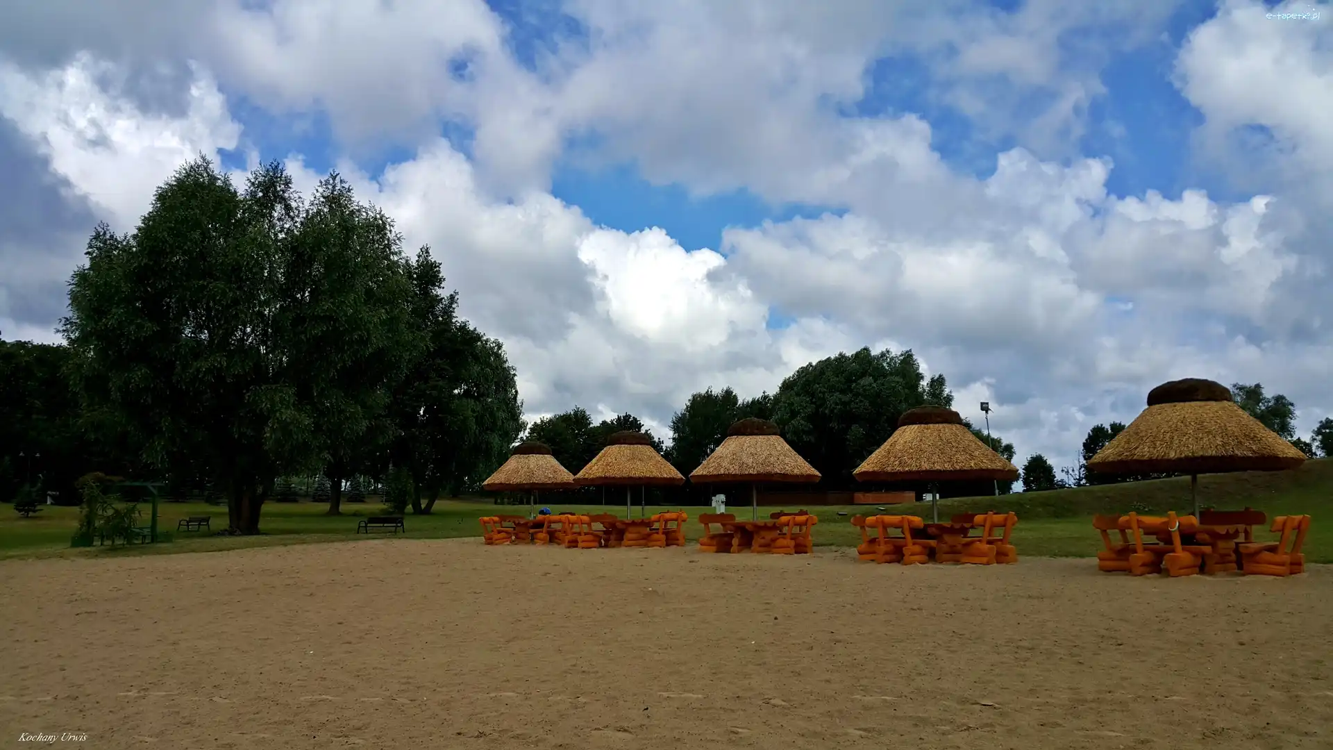 Chmury, Parasolki, Piasek, Drzewa, Ławki