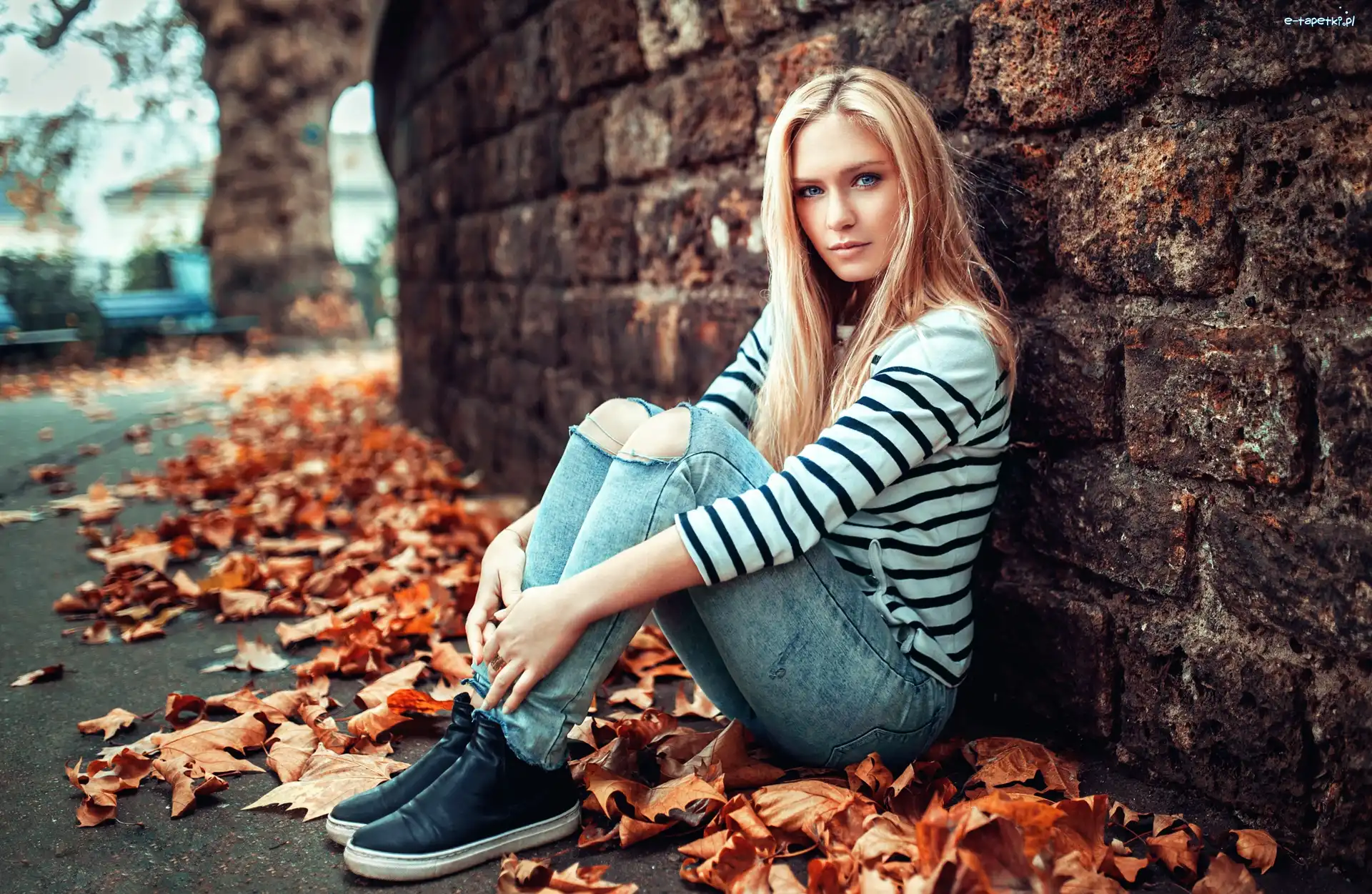 Mur, Liście, Alejka, Dziewczyna