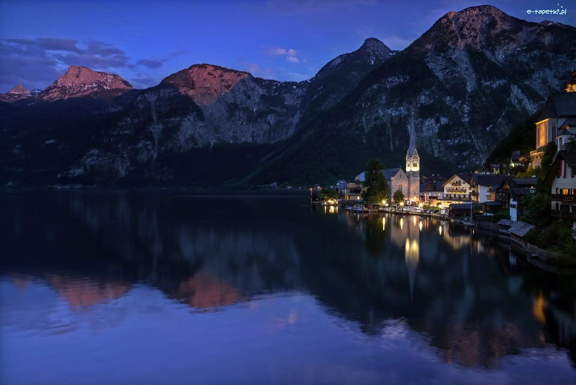 Noc, Domy, Kościół, Hallstatt, Austria, Góry Alpy Salzburskie, Jezioro Hallstattersee