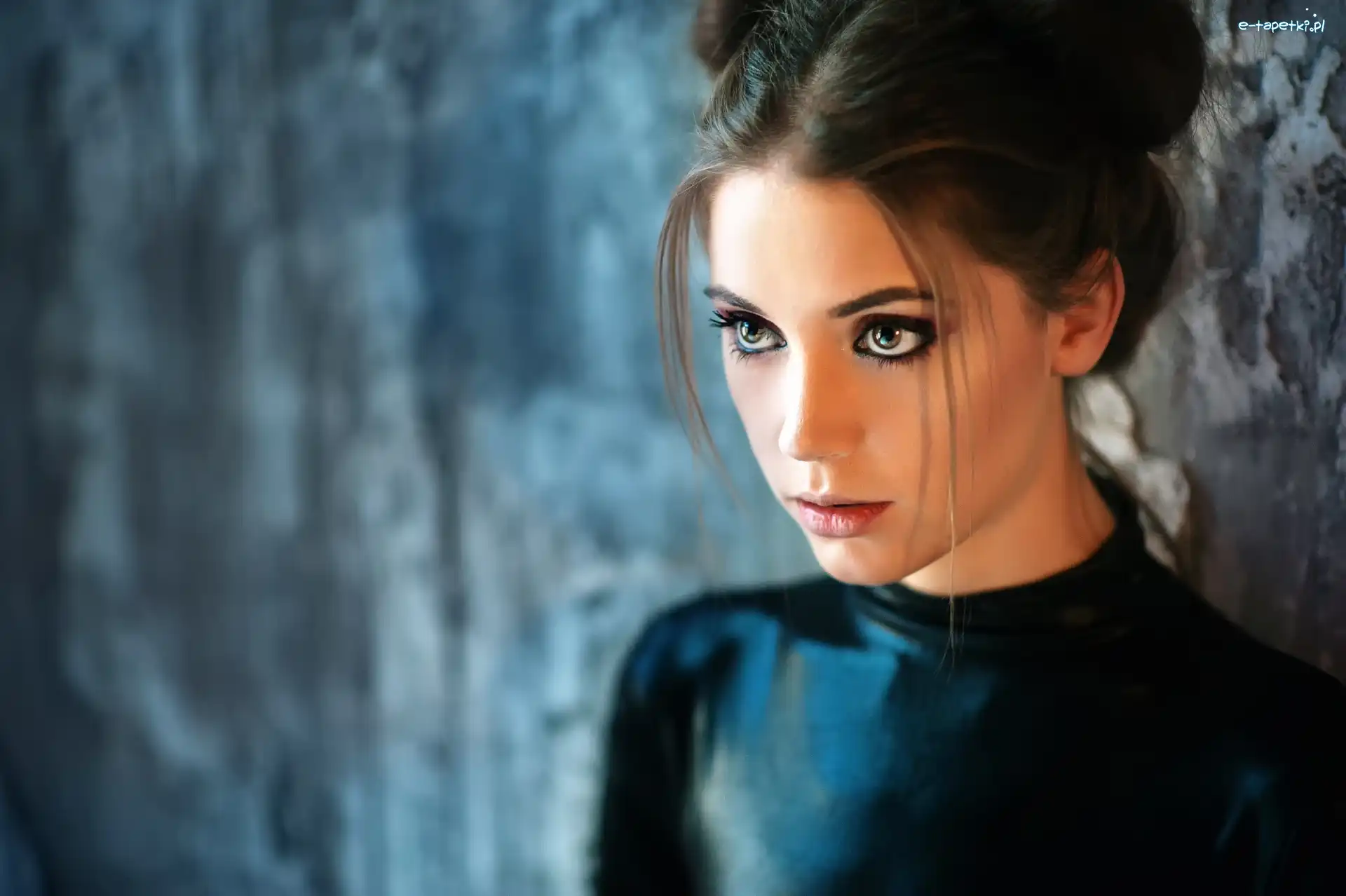 Kseniya Kokoreva, Zamyślona, Kobieta