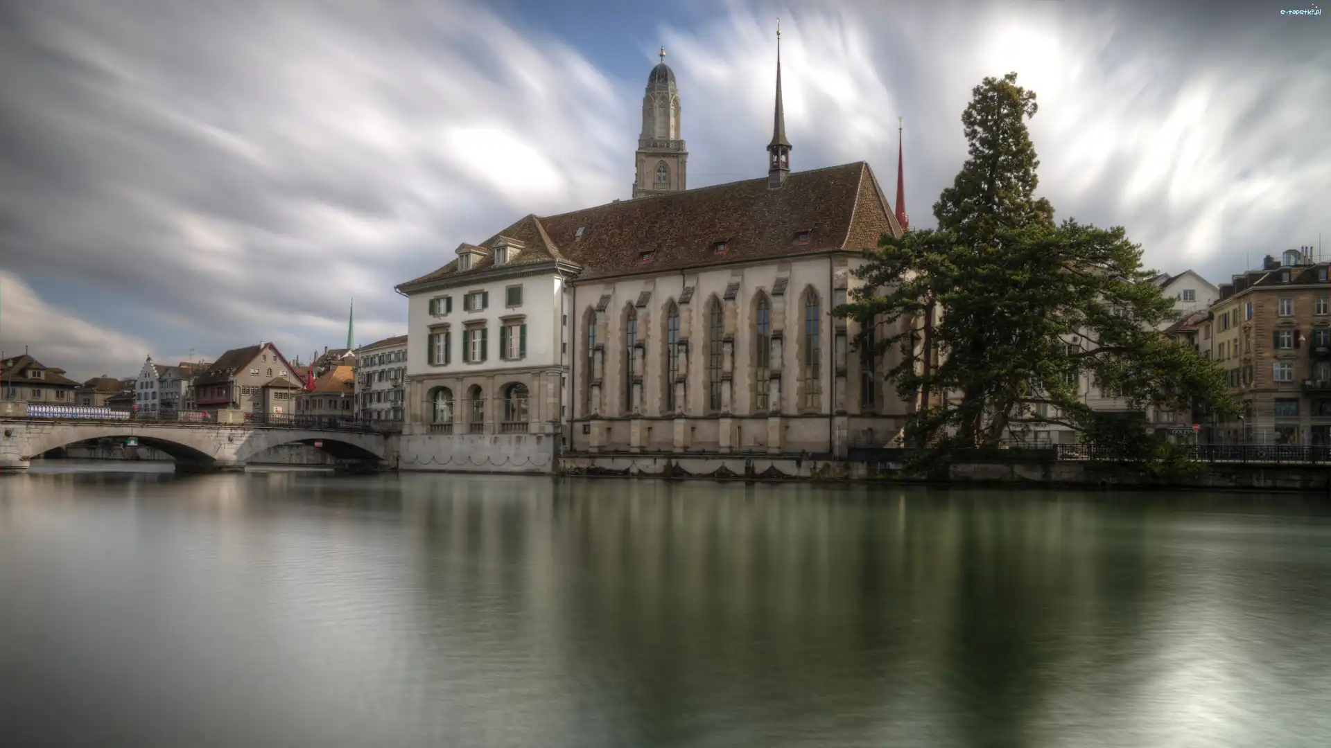 Zurych, Rzeka Limmat, Wieża Katedry Grossmunster, Szwajcaria