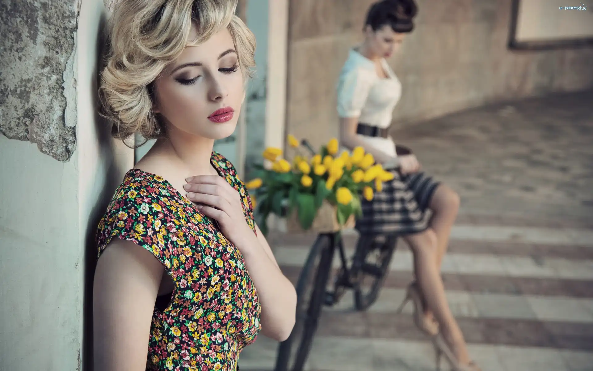 Blondynka, Zamyślona