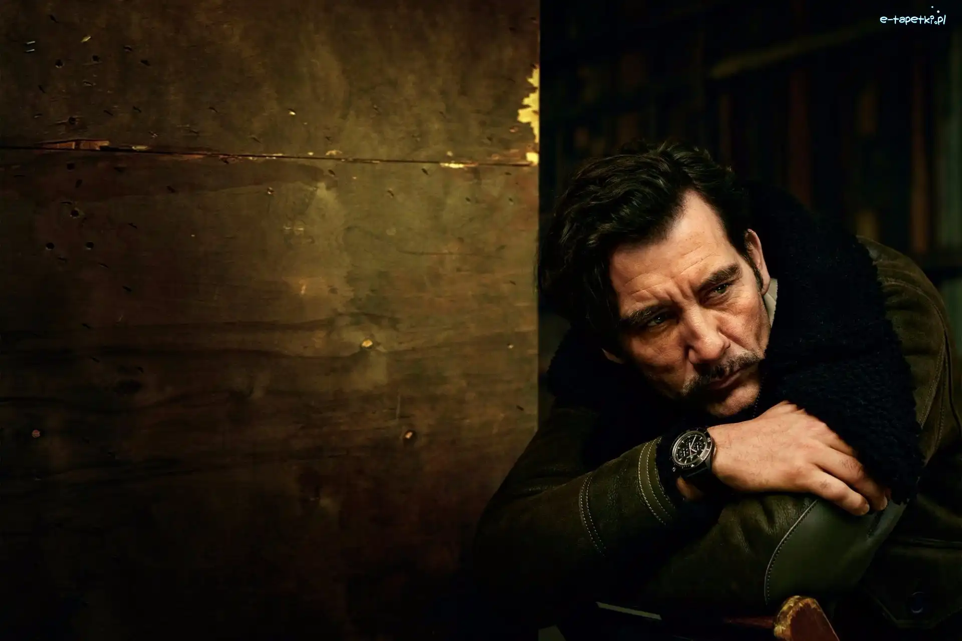 Clive Owen, Mężczyzna, Zamyślony