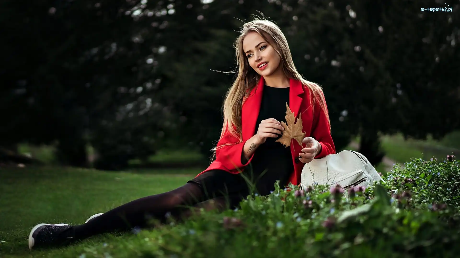 Park, Modelka, Liść, Drzewa, Blondynka, Uśmiechnięta
