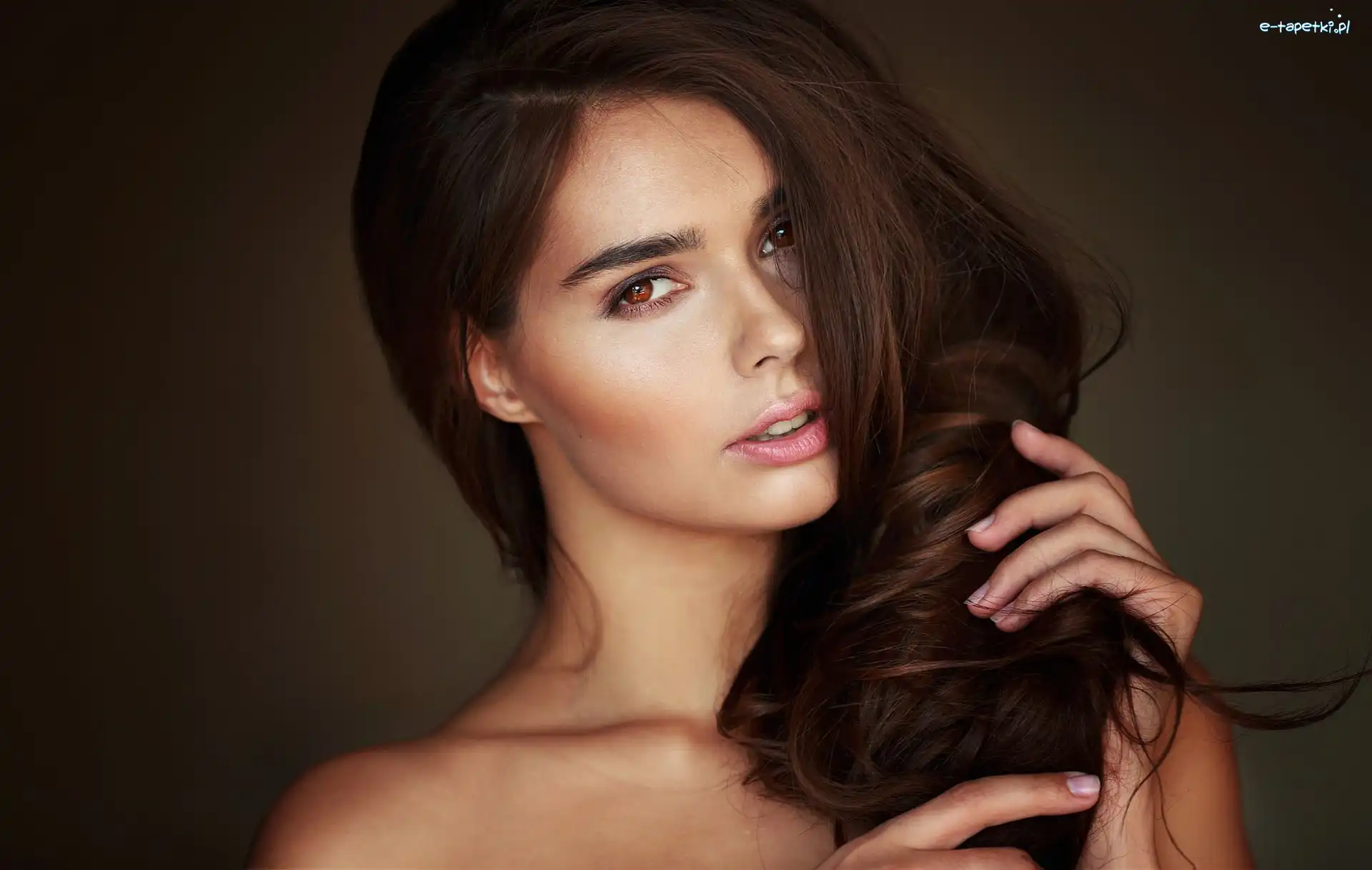 Brunetka, Kobieta