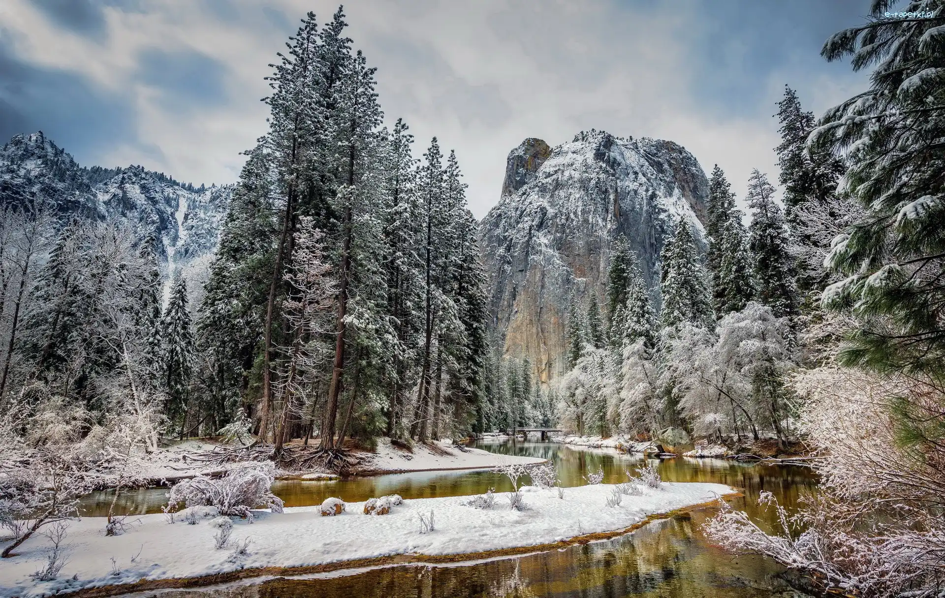 Świerki, Park Narodowy Yosemite, Zima, Stan Kalifornia, Stany Zjednoczone, Góry, Rzeka