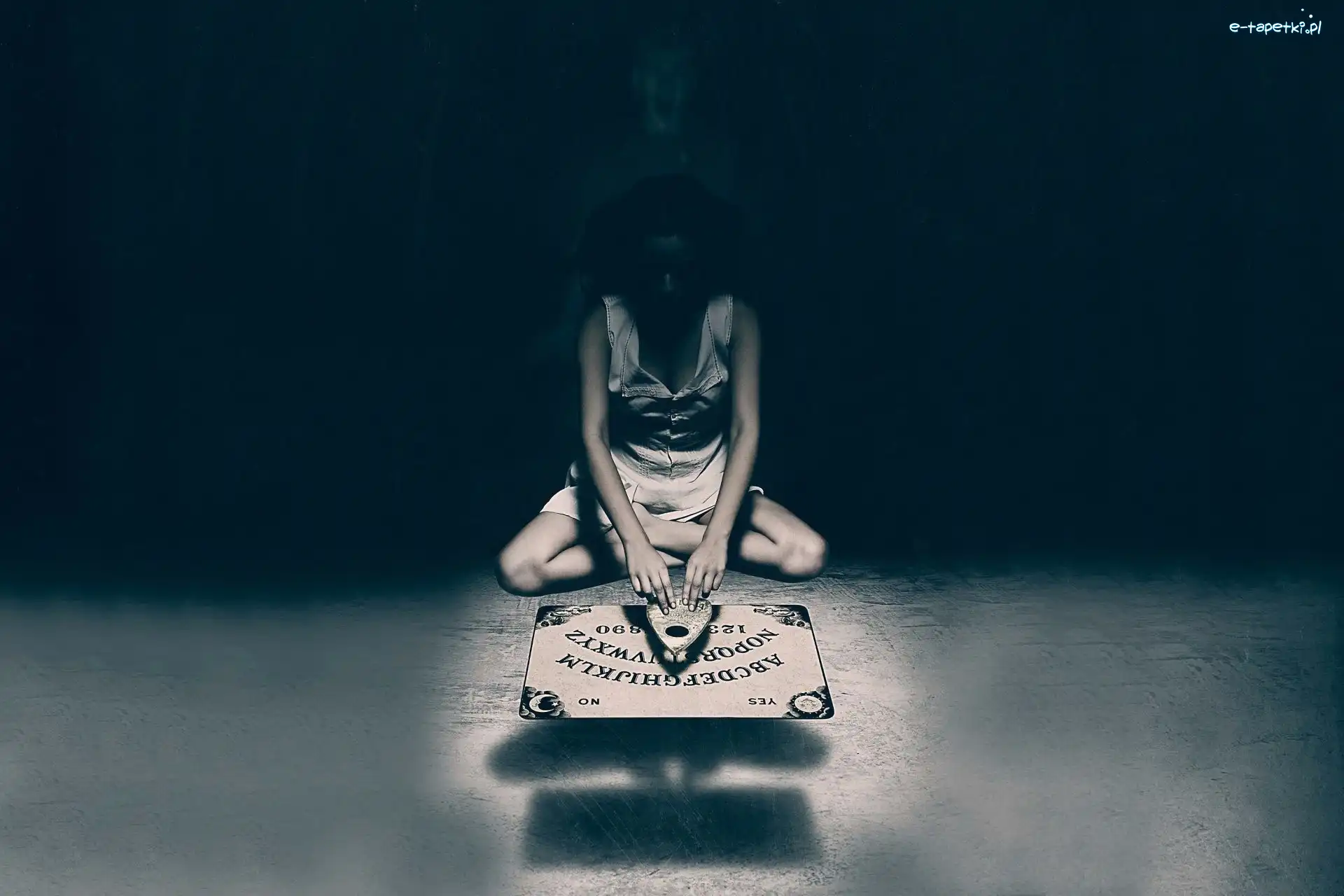 Diabelska plansza Ouija, Duch, Kobieta