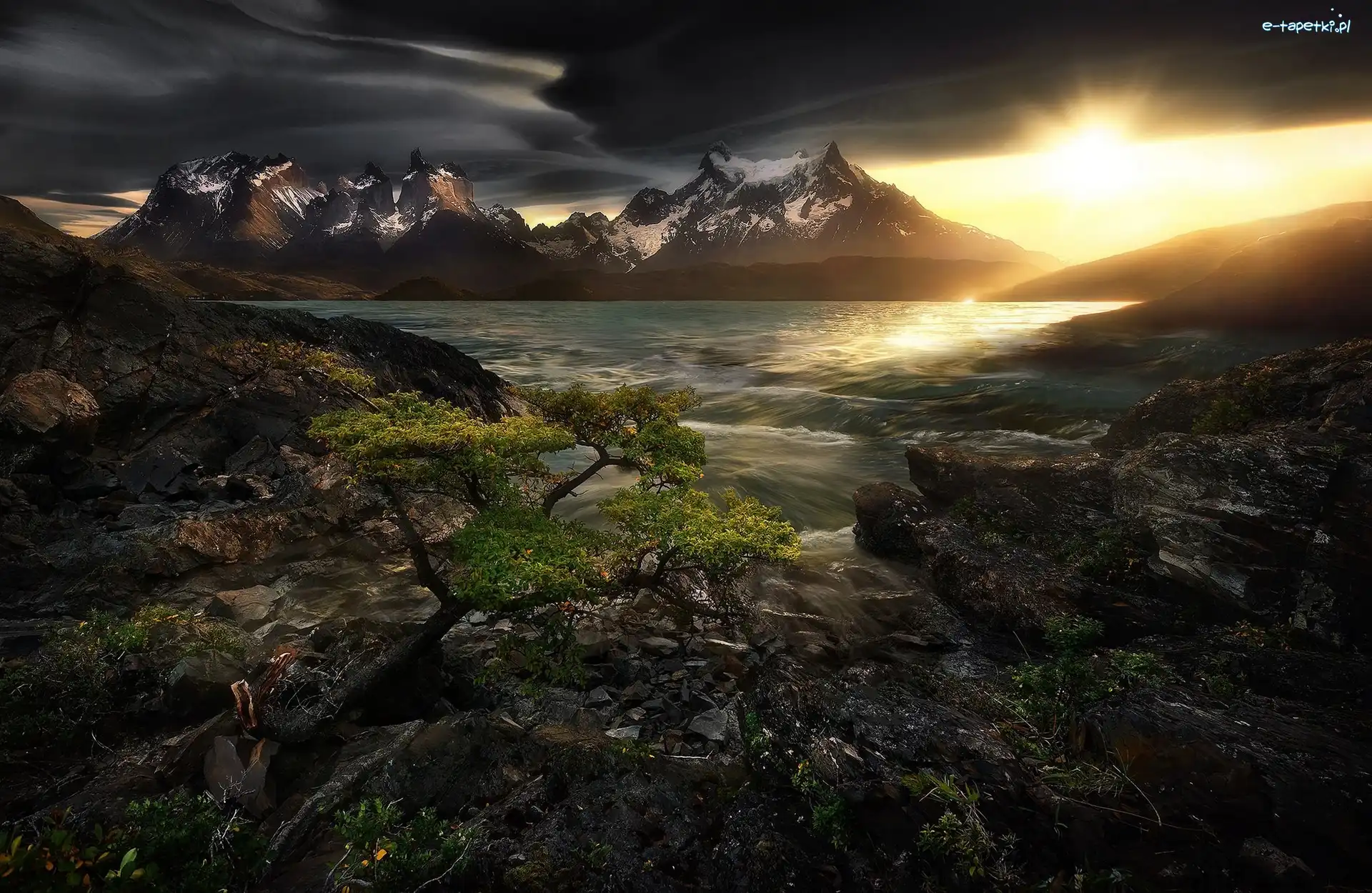 Wschód słońca, Jezioro, Skały, Park Narodowy Torres del Paine, Góry, Chile
