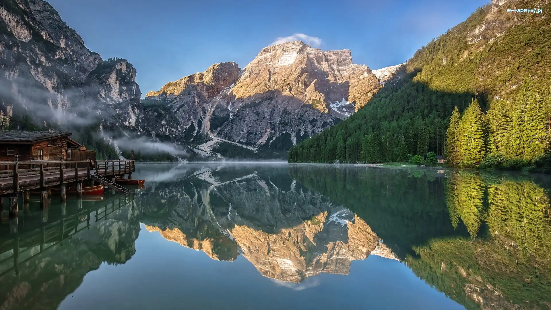 Dolomity, Jezioro Pragser Wildsee, Łodzie, Odbicie, Góry, Drzewa, Domki, Włochy