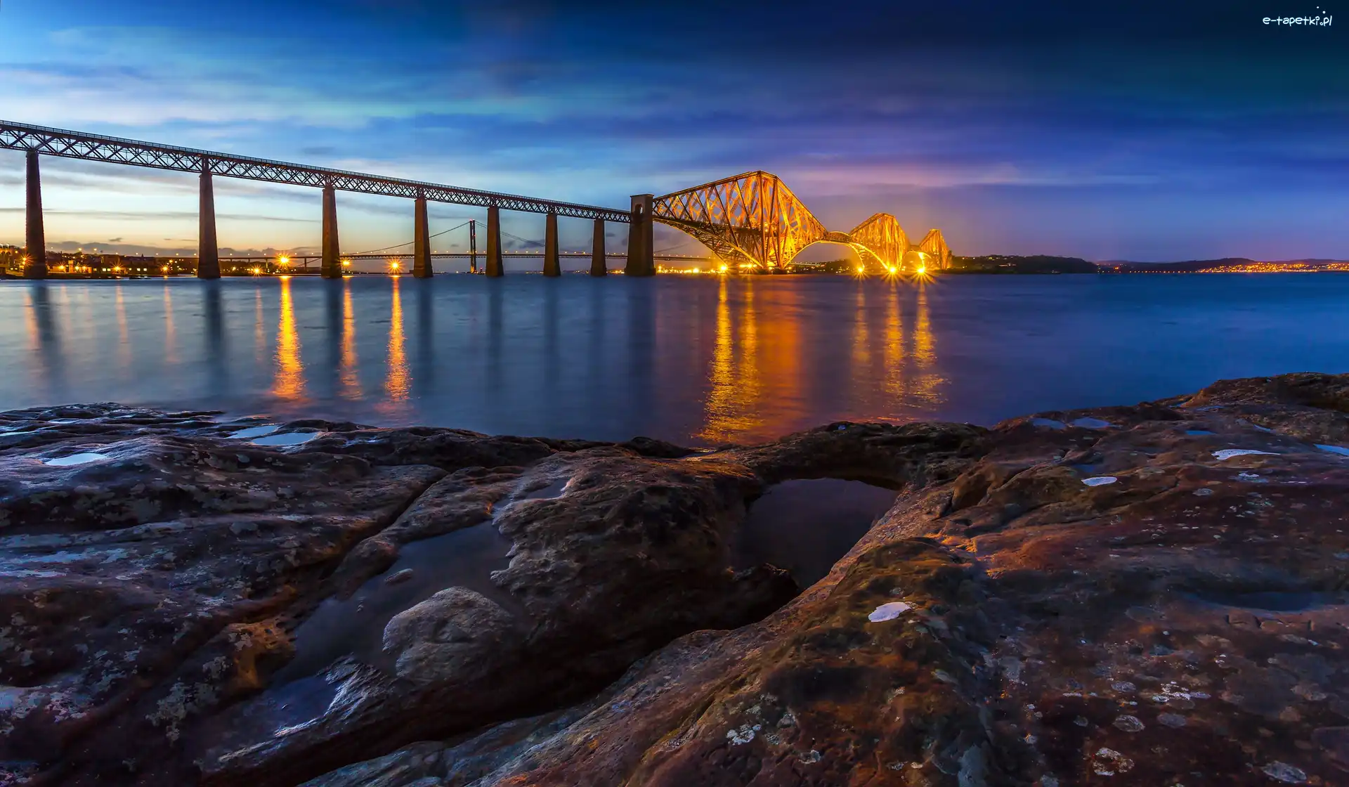 Szkocja, Zatoka Firth of Forth, Most Forth Bridge, Wieczór, Kamienie