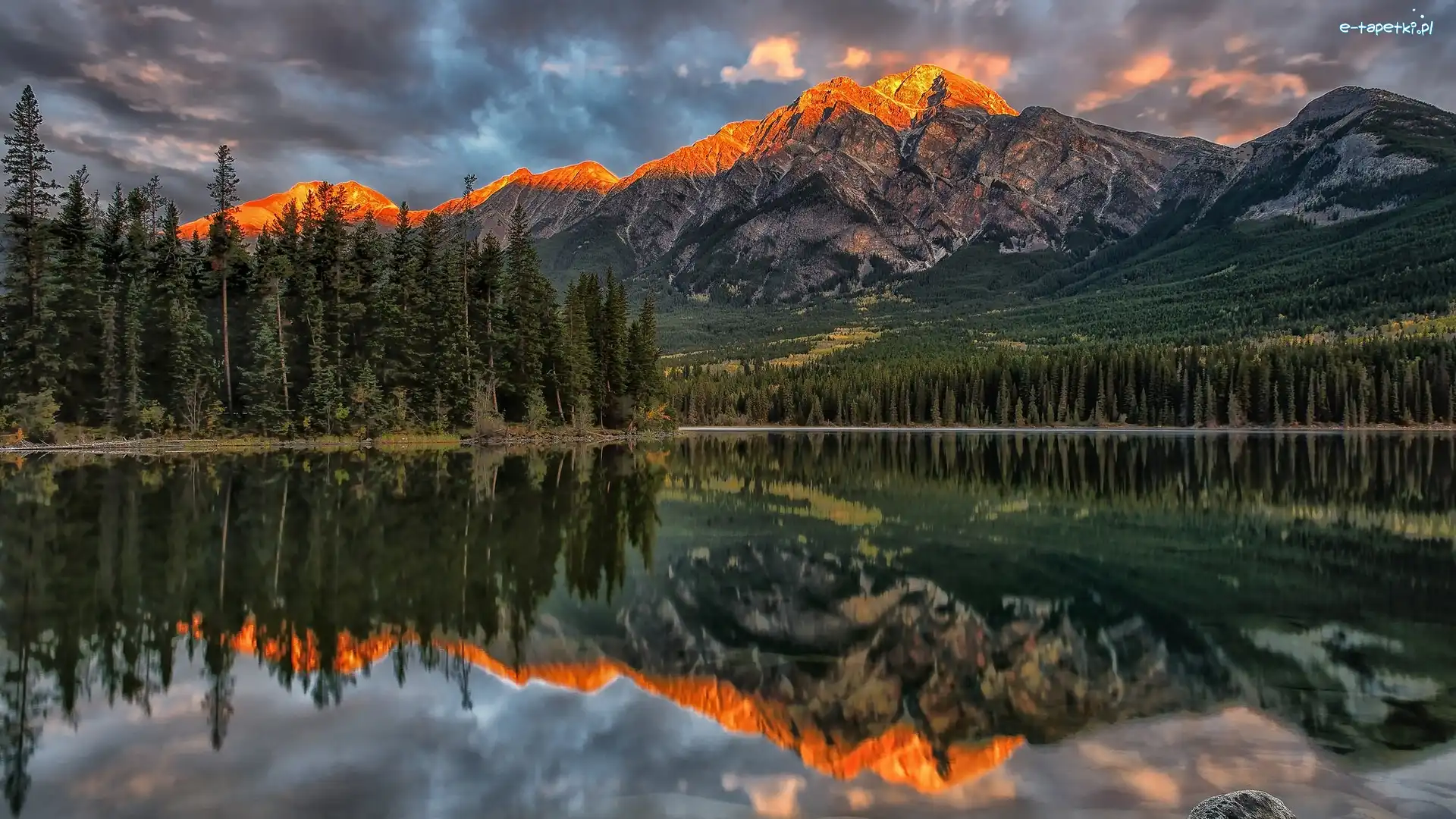 Drzewa, Góry, Jezioro Pyramid Lake, Odbicie, Park Narodowy Jasper, Kanada