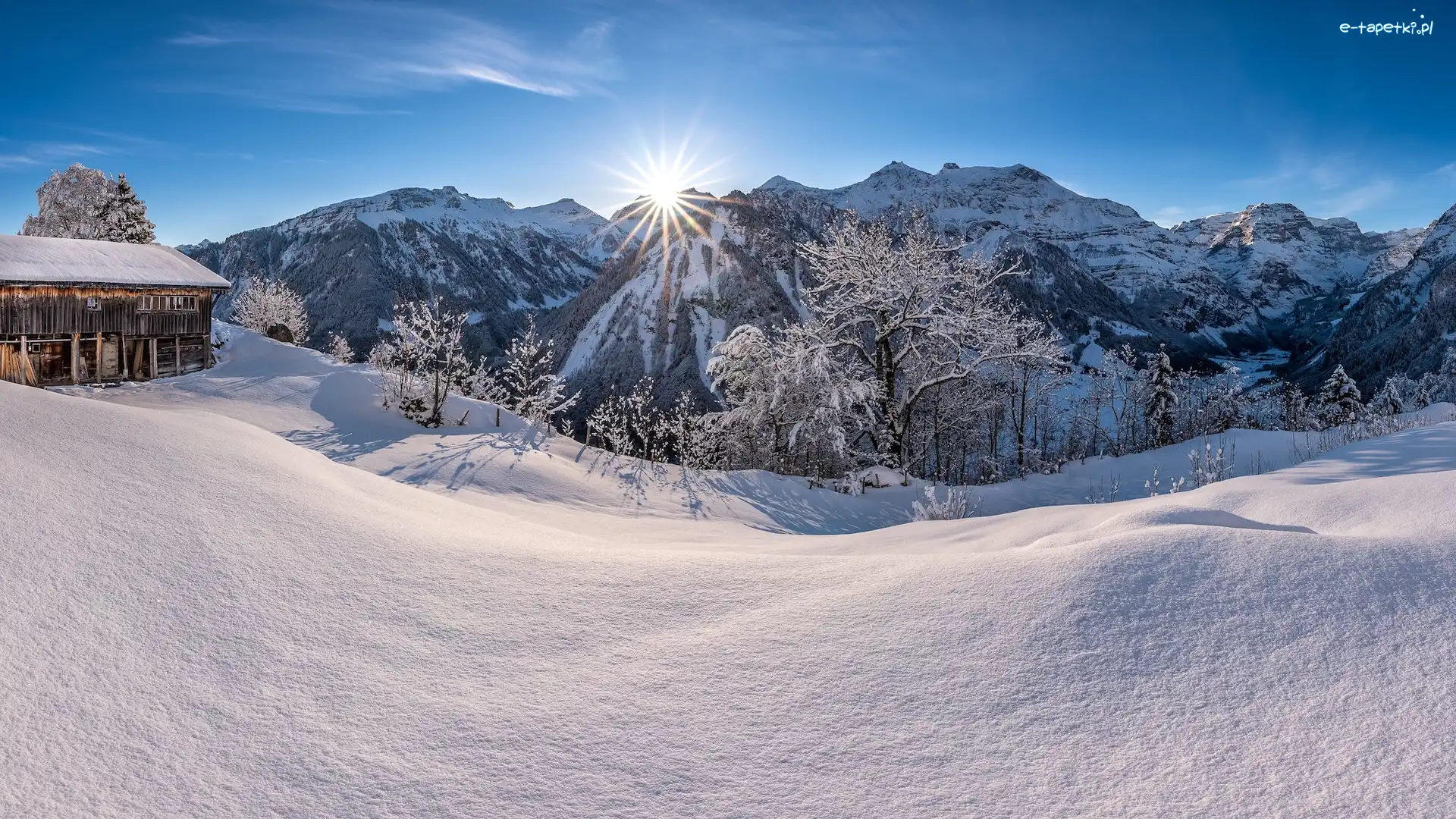 Drzewa Szwajcaria, Góry, Promienie słońca, Kanton Glarus, Szwajcaria, Drewniana chata, Zima