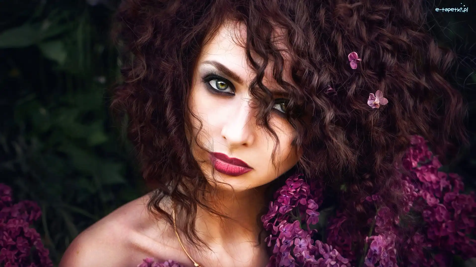 Bez, Brunetka, Kobieta