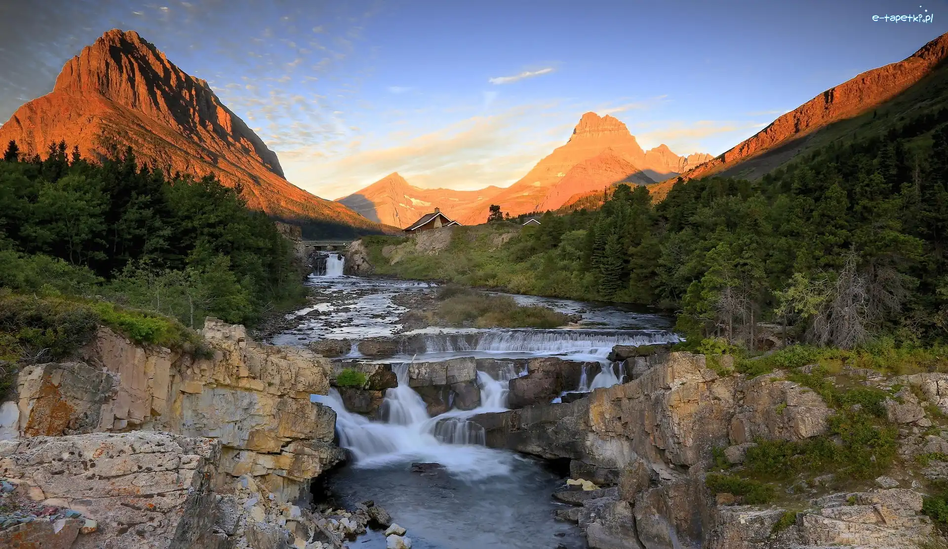 Wodospad Swiftcurrent Falls, Stan Montana, Rzeka, Drzewa, Park Narodowy Glacier, Góry, Skały, Stany Zjednoczone