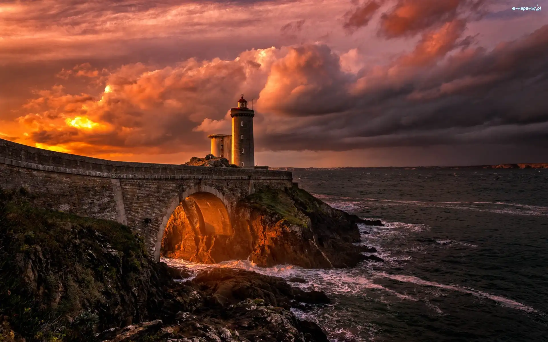 Francja, Morze, Latarnia morska Phare du Petit Minou, Zachód słońca, Chmury