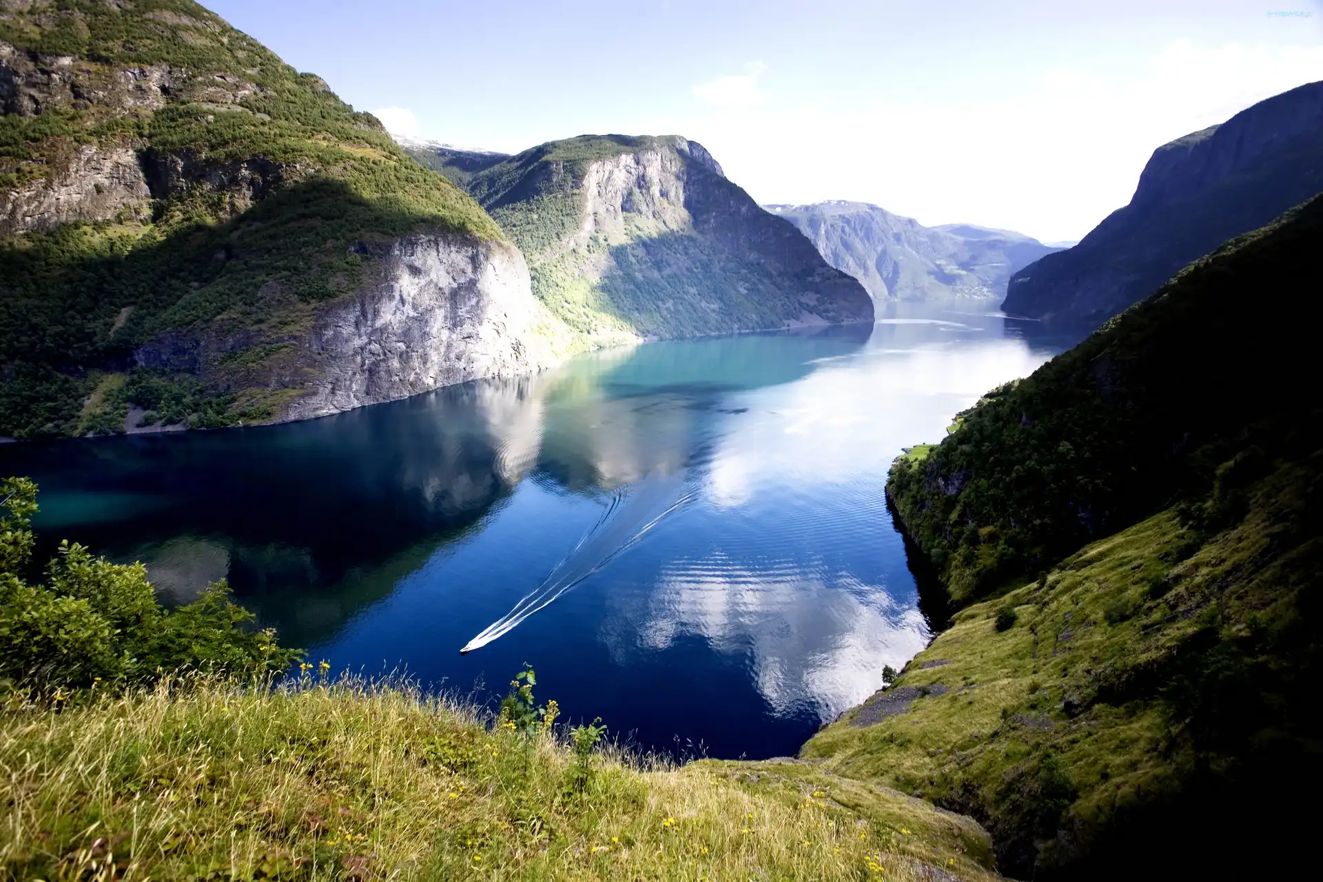 Fiord Naeroyfjord, Motorówka, Góry, Norwegia