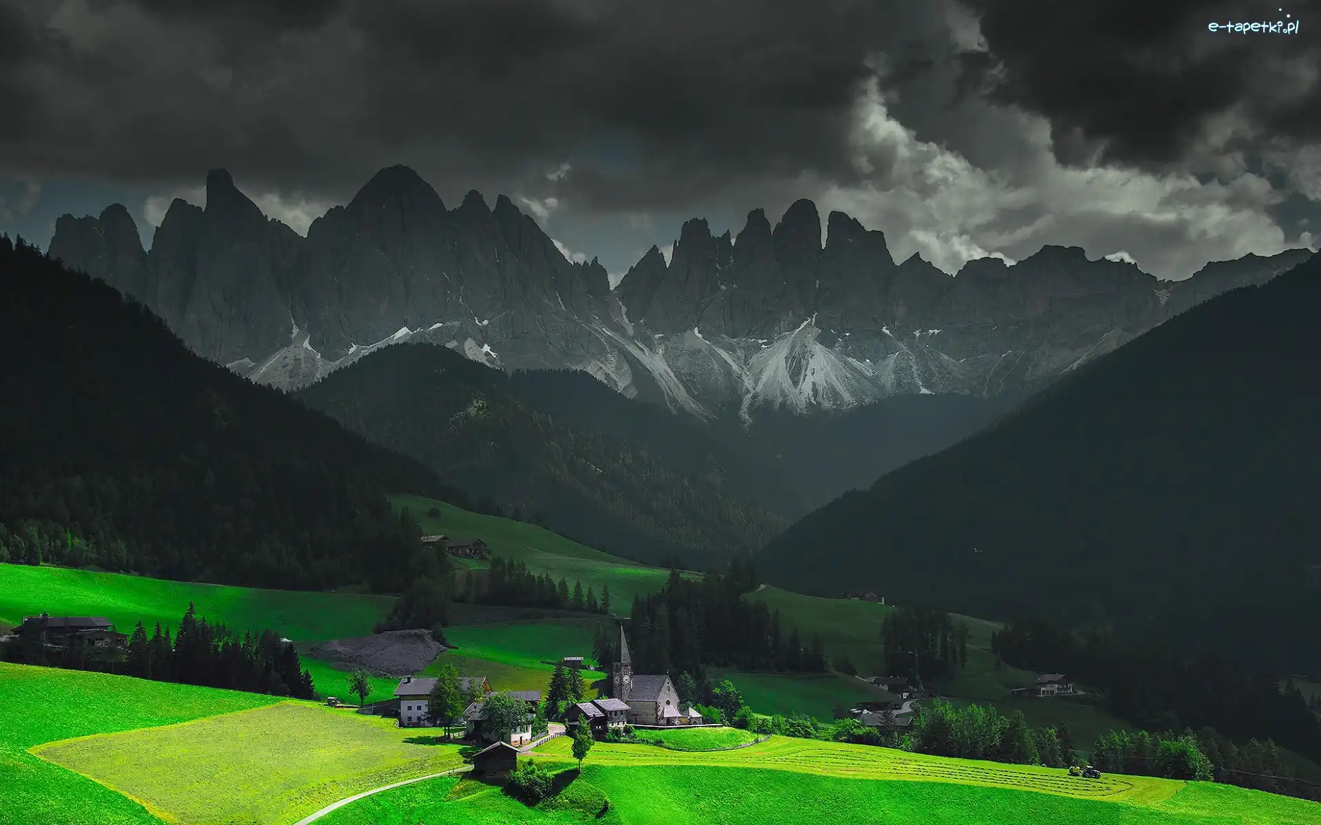 Góry, Kościół, Dolina Val di Funes, Dolomity, Włochy, Chmury, Ciemne, Domy, Masyw Odle