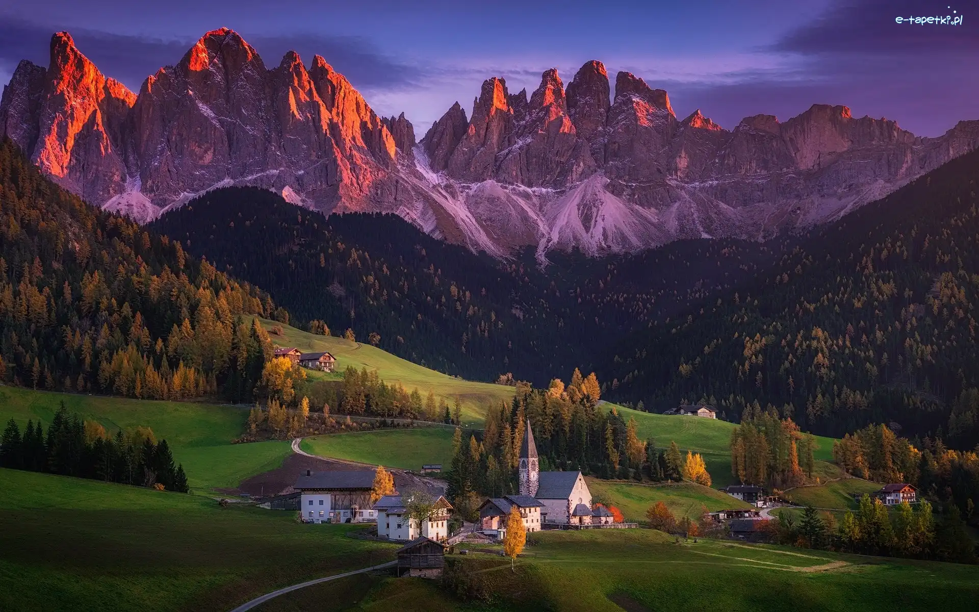 Masyw Odle, Dolomity, Drzewa, Góry, Wieś Santa Maddalena, Domy, Kościół, Włochy, Dolina Val di Funes, Lasy
