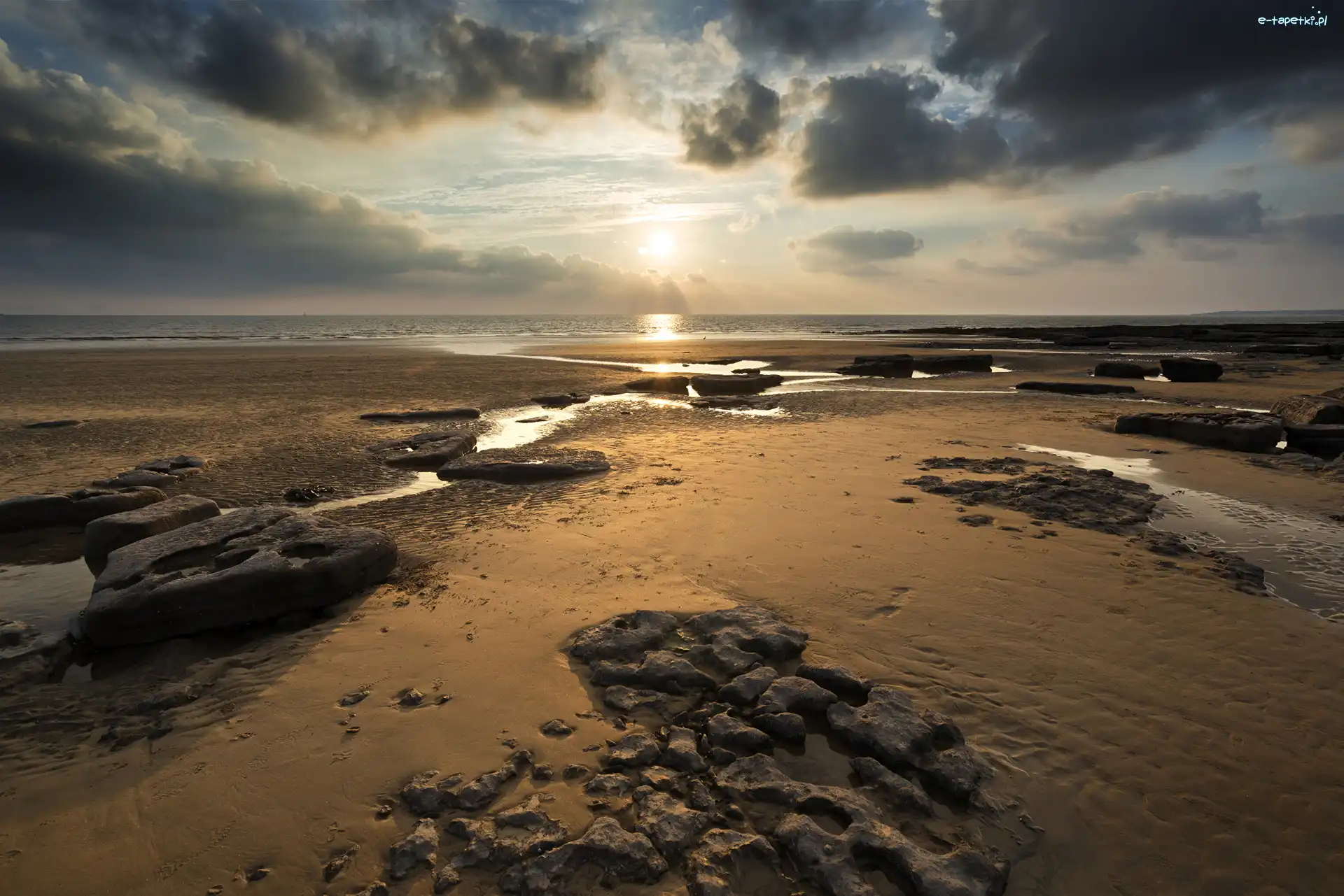 Chmury, Kamienie, Wschód Słońca, Plaża Dunraven Bay, Walia, Niebo, Morze