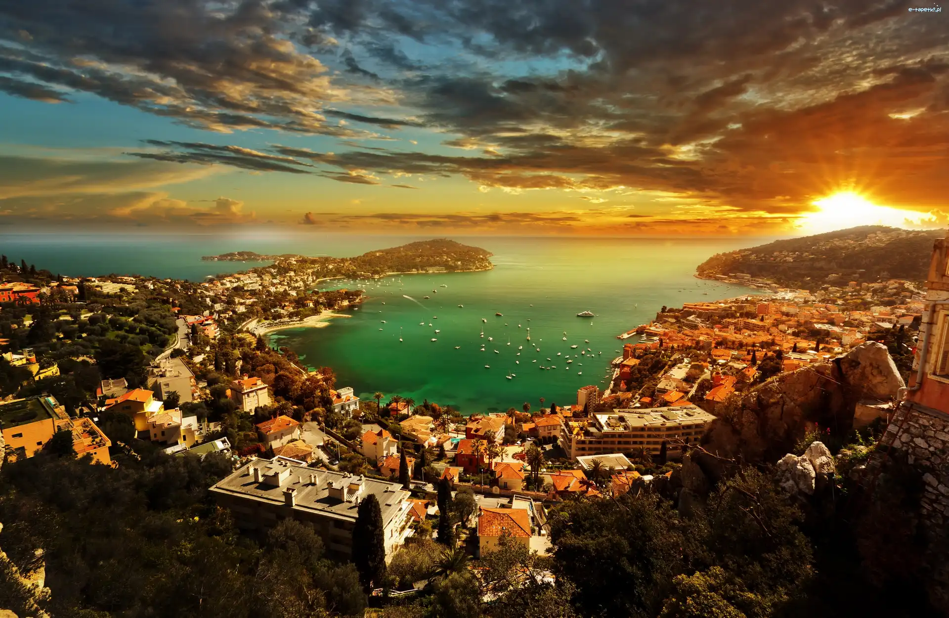 Wschód słońca, Morze Śródziemne, Budynki, Villefranche-sur-Mer, Francja, Statki, Chmury, Półwysep Cap Ferrat, Lazurowe Wybrzeże