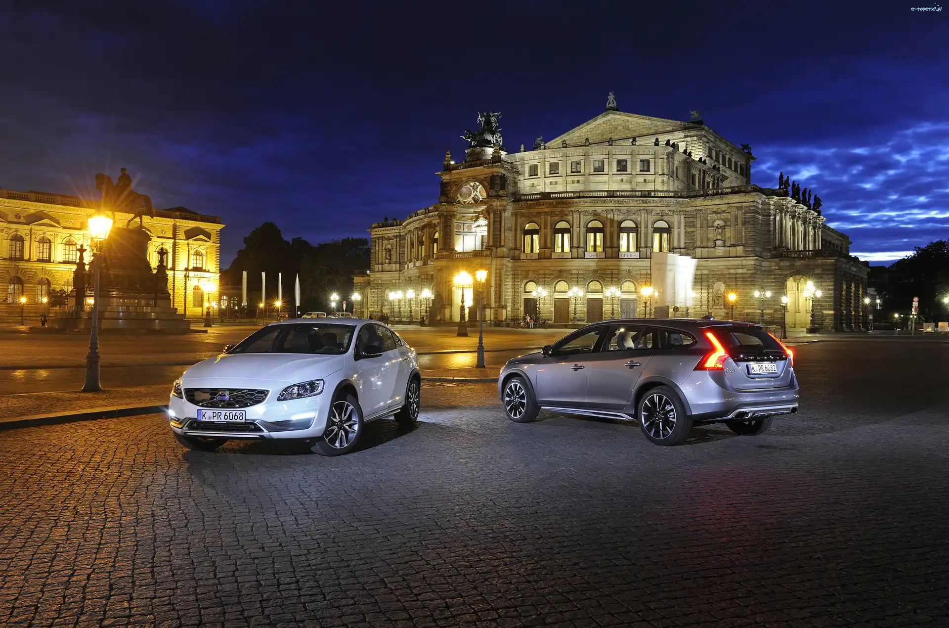 Drezno, Noc, Opera Semperoper, Volvo S60 Cross Country i V60 Cross Country