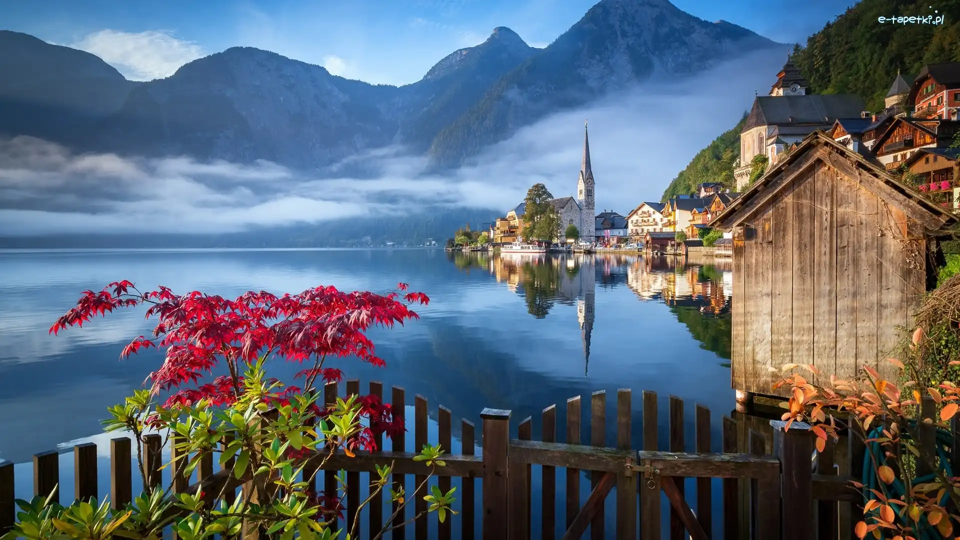 Domy, Hallstatt, Drzewa, Mgła, Jezioro Hallstättersee, Góry, Kościół, Austria