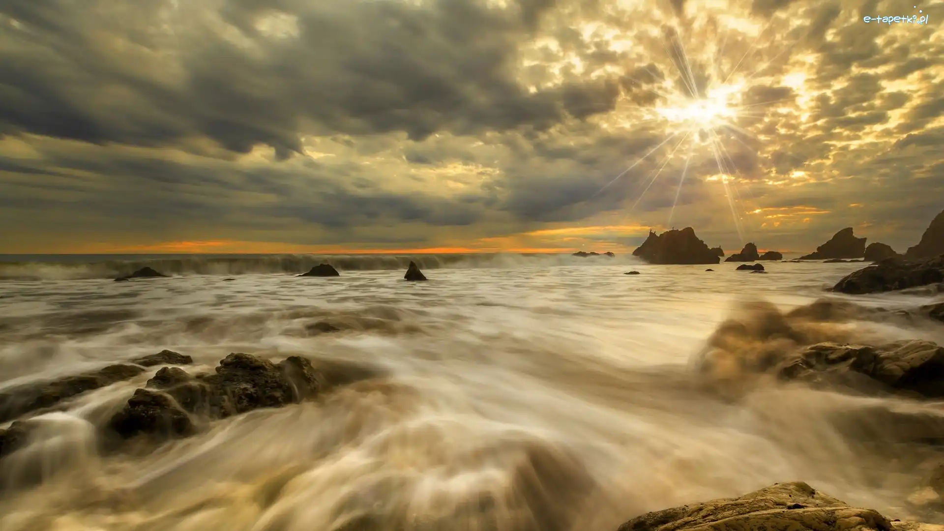 Plaża El Matador, Ocean Spokojny, Malibu, Stan Kalifornia, Stany Zjednoczone, Promienie słońca, Chmury, Morze, Kamienie