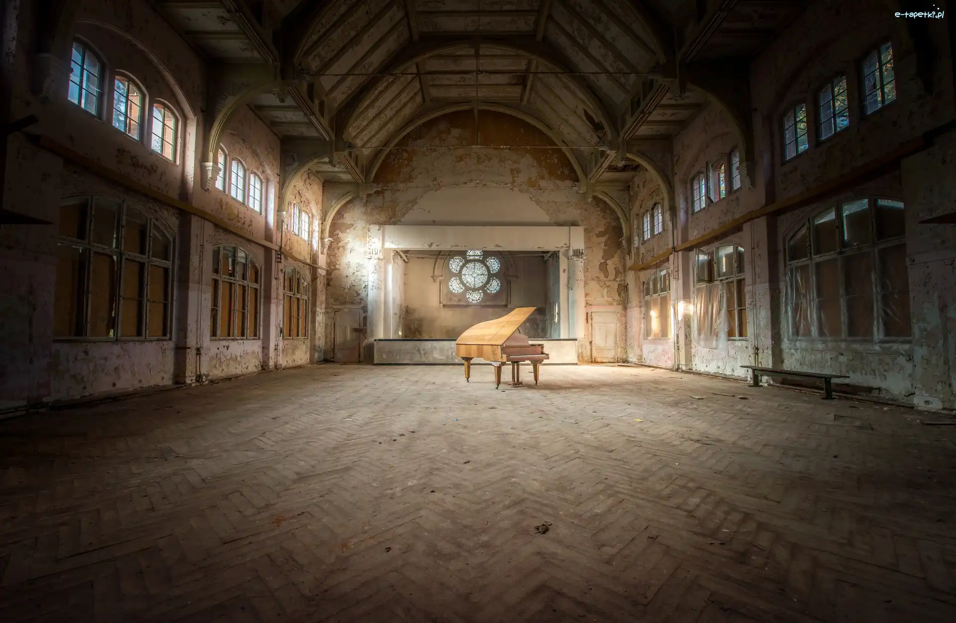 Sala, Fortepian, Stary, Zaniedbana