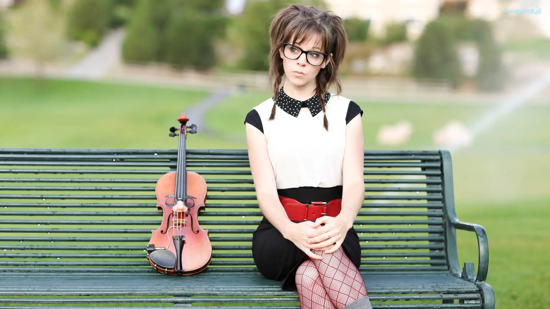 Ławka, Okulary, Lindsey Stirling, Skrzypce