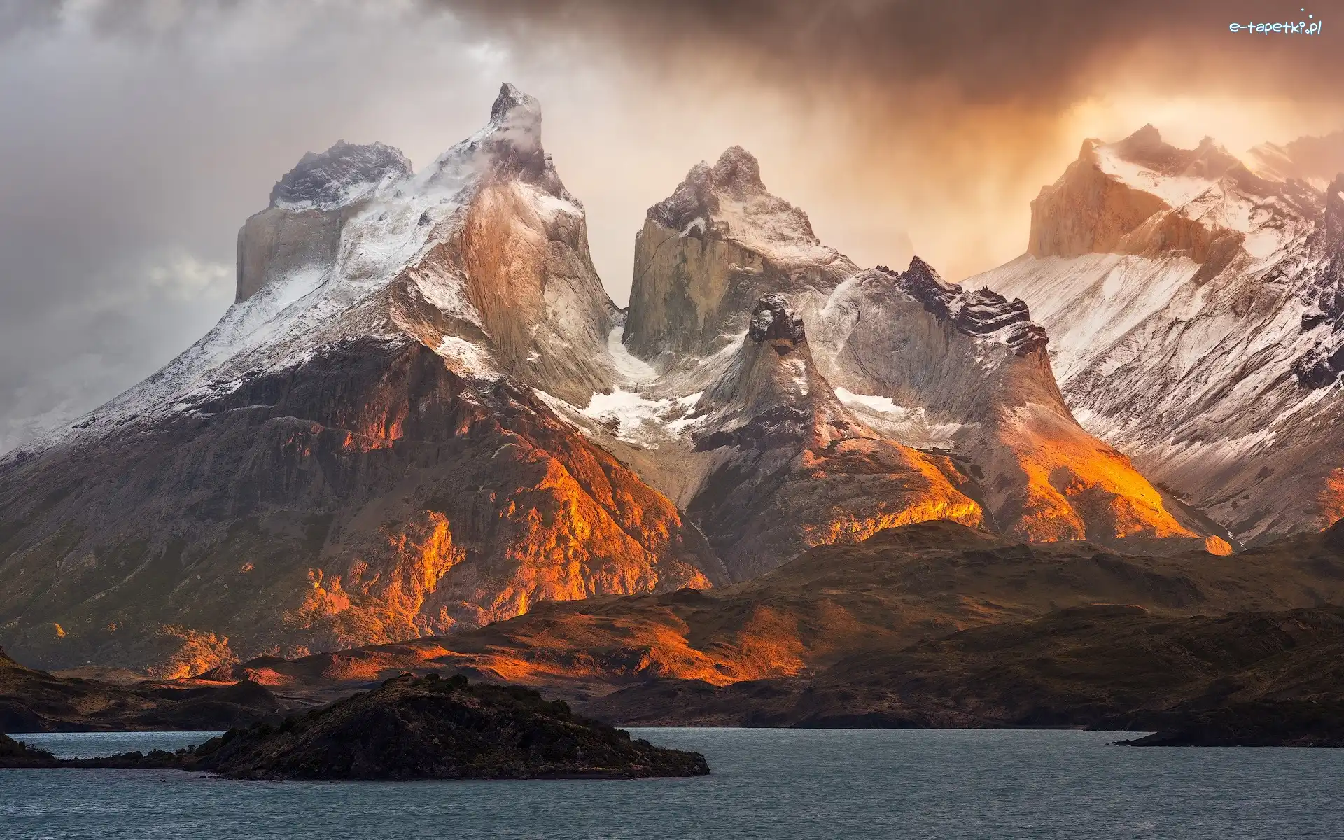 Jezioro Pehoé, Torres del Paine, Góry, Park Narodowy Torres del Paine, Patagonia, Chile