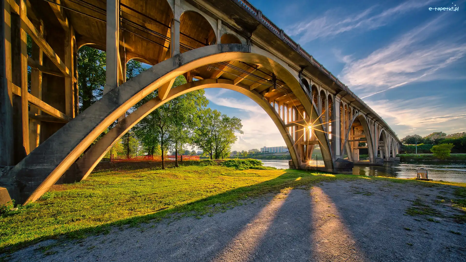 Rzeka Coosa River, Gadsden, Most Coosa River Memorial Bridge, Promienie słońca, Stan Alabama, Stany Zjednoczone