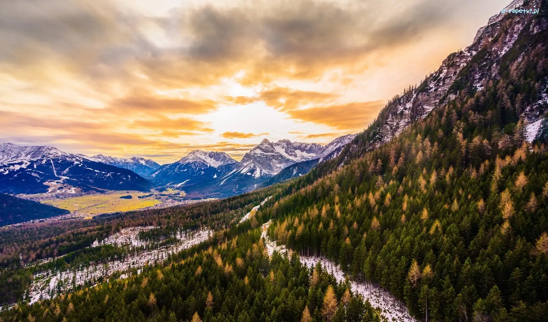 Wschód słońca, Ośnieżone, Szczyty, Góry Alpy, Austria, Chmury, Las