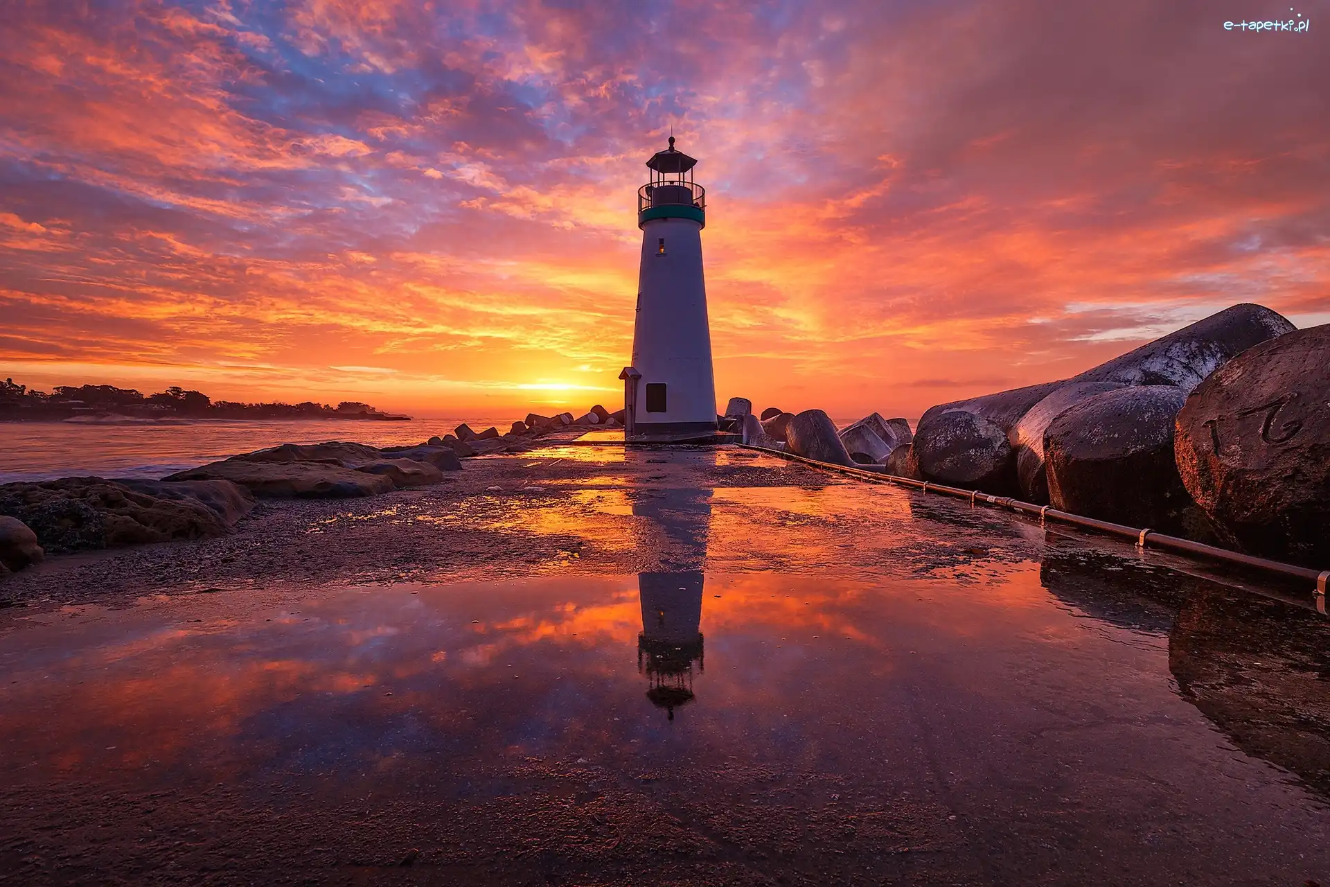 Wschód Słońca, Santa Cruz, Latarnia morska Walton Lighthouse, Kamienie, Stan Kalifornia, Stany Zjednoczone