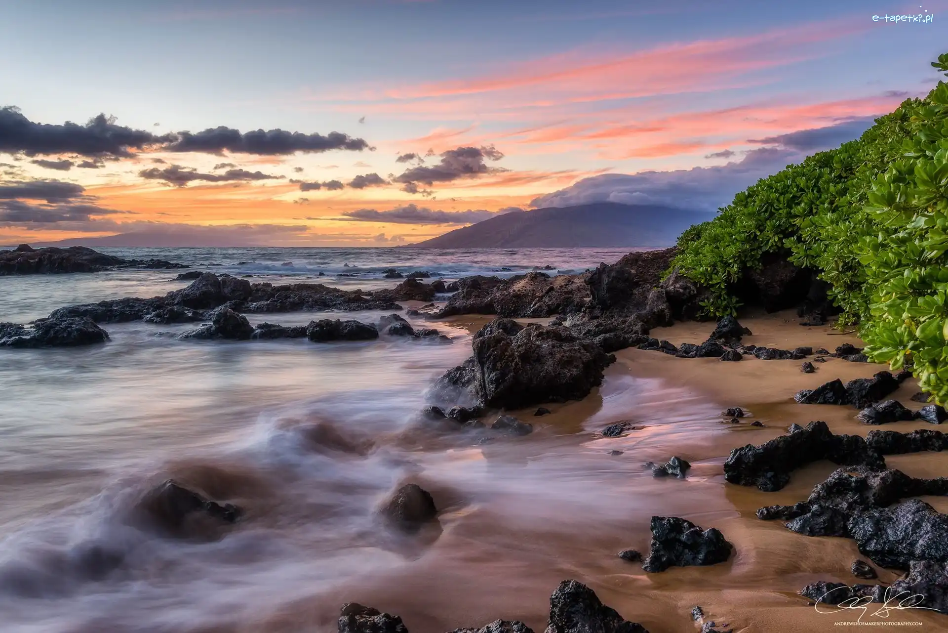 Kamienie, Morze, Zachód słońca, Wyspa Maui, Hawaje, Roślinność, Chmury