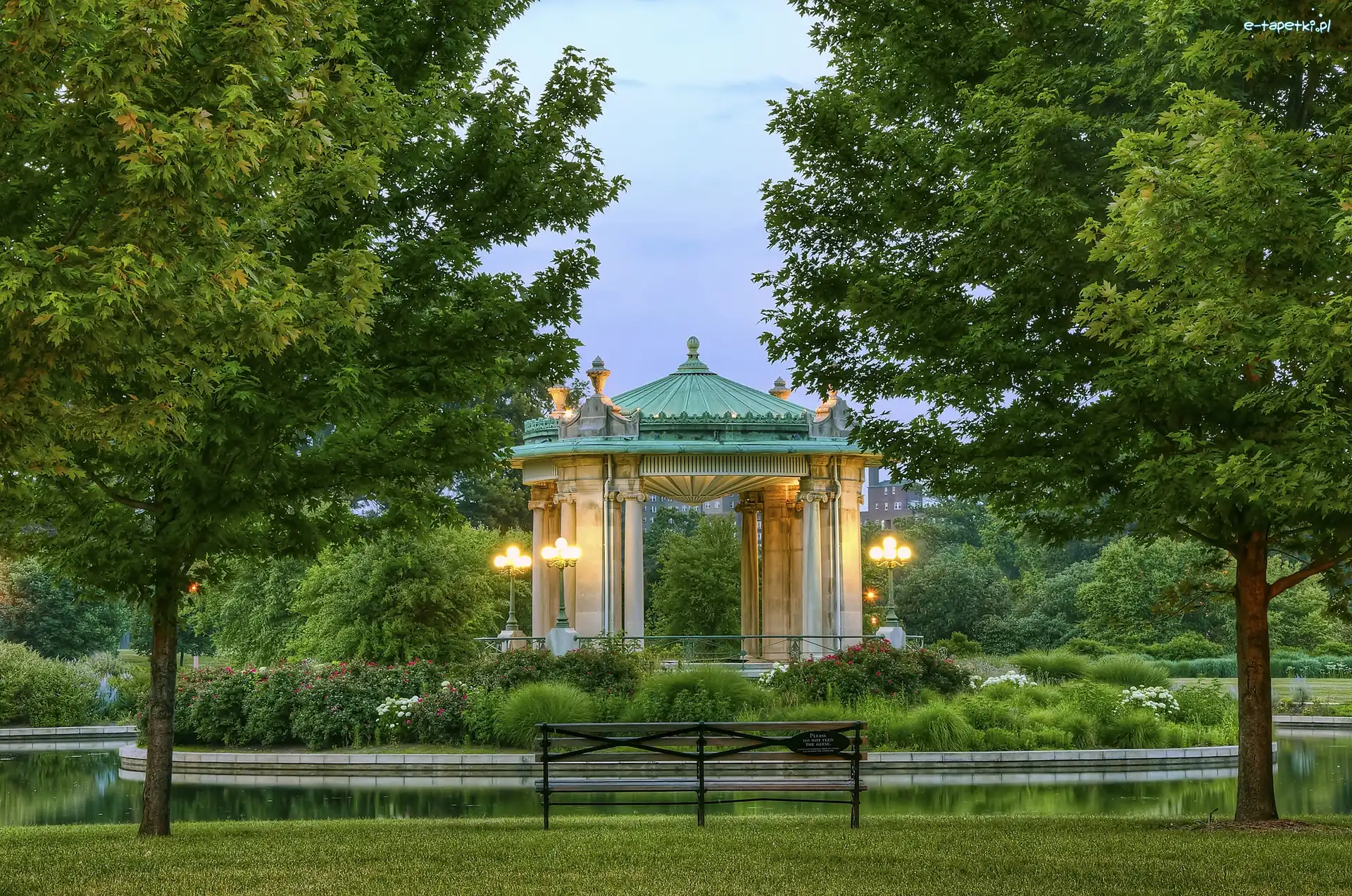 Drzewa, Ławeczka, Staw, Kwiaty, Altana, Park