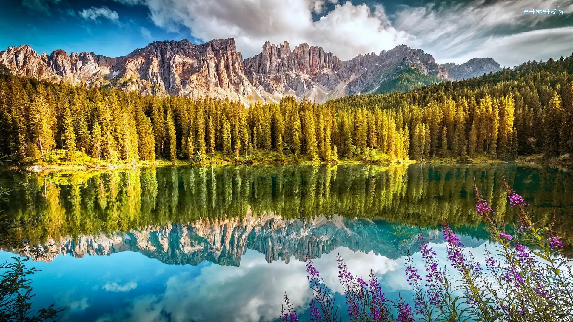 Jezioro Karersee, Góry, Odbicie, Chmury, Dolomity, Las, Drzewa, Włochy