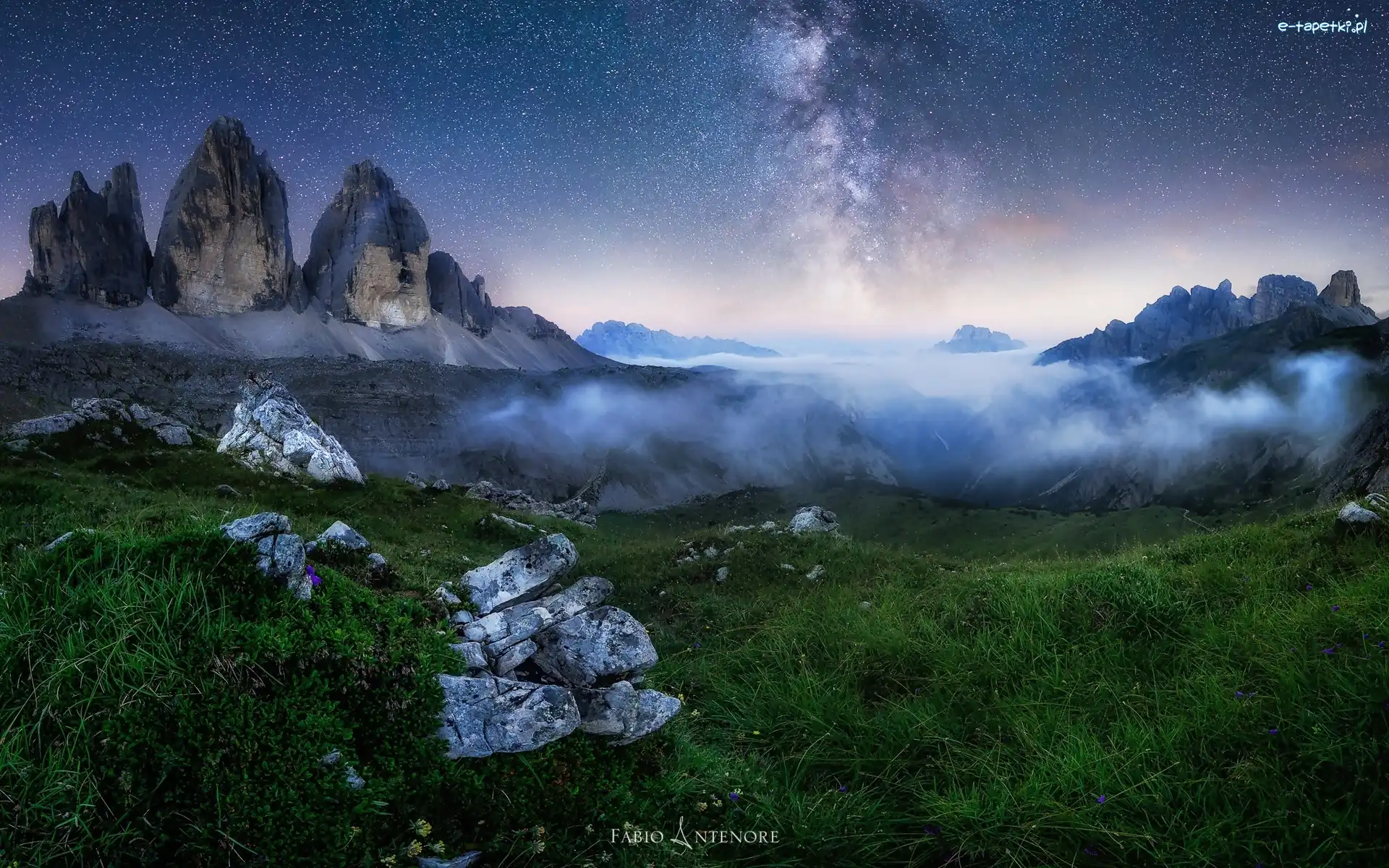 Mleczna droga, Tre Cime di Lavaredo, Mgła, Góry Dolomity, Włochy, Trawa, Kamienie