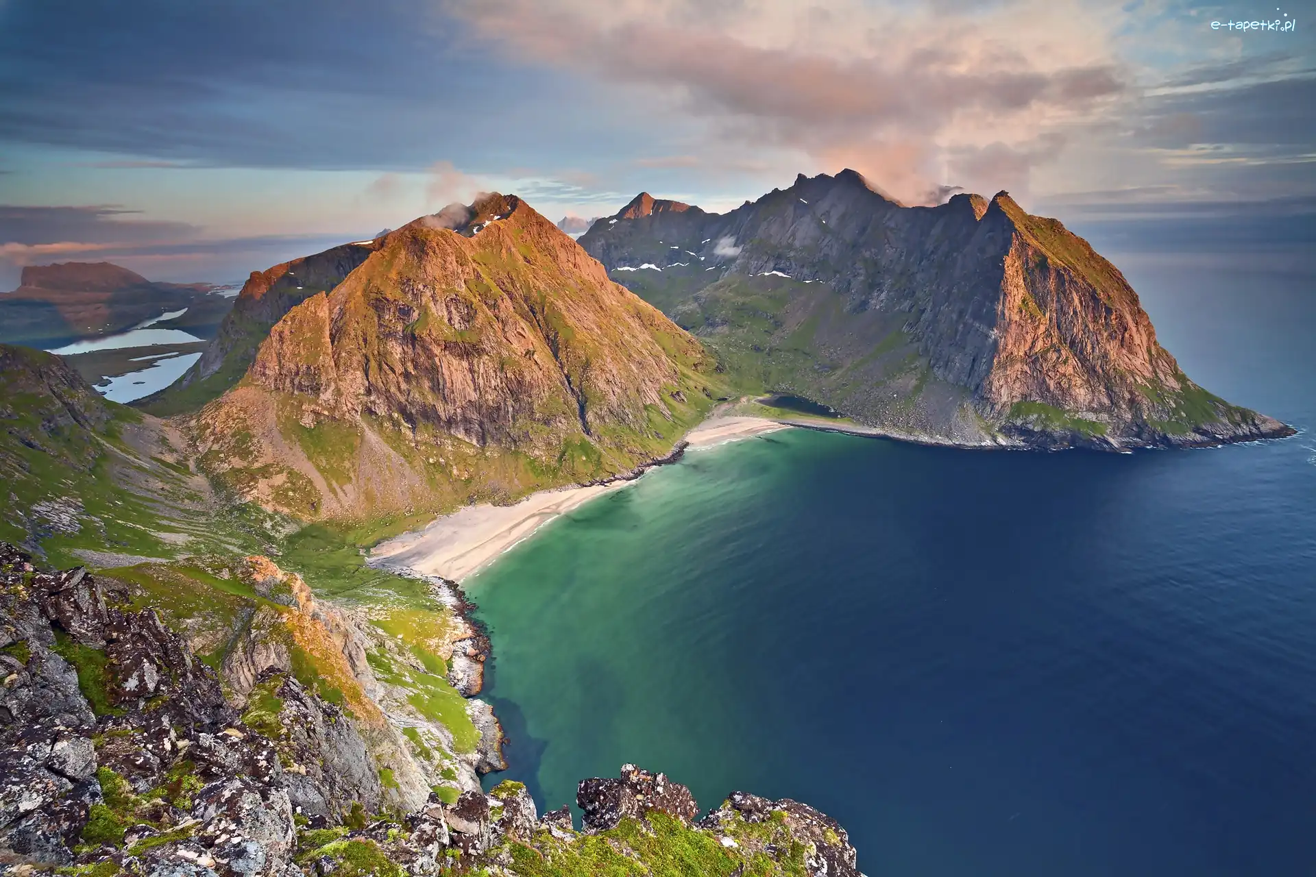 Morze, Wyspa Moskenesøya, Góry, Plaża Kvalvika, Lofoty, Norwegia