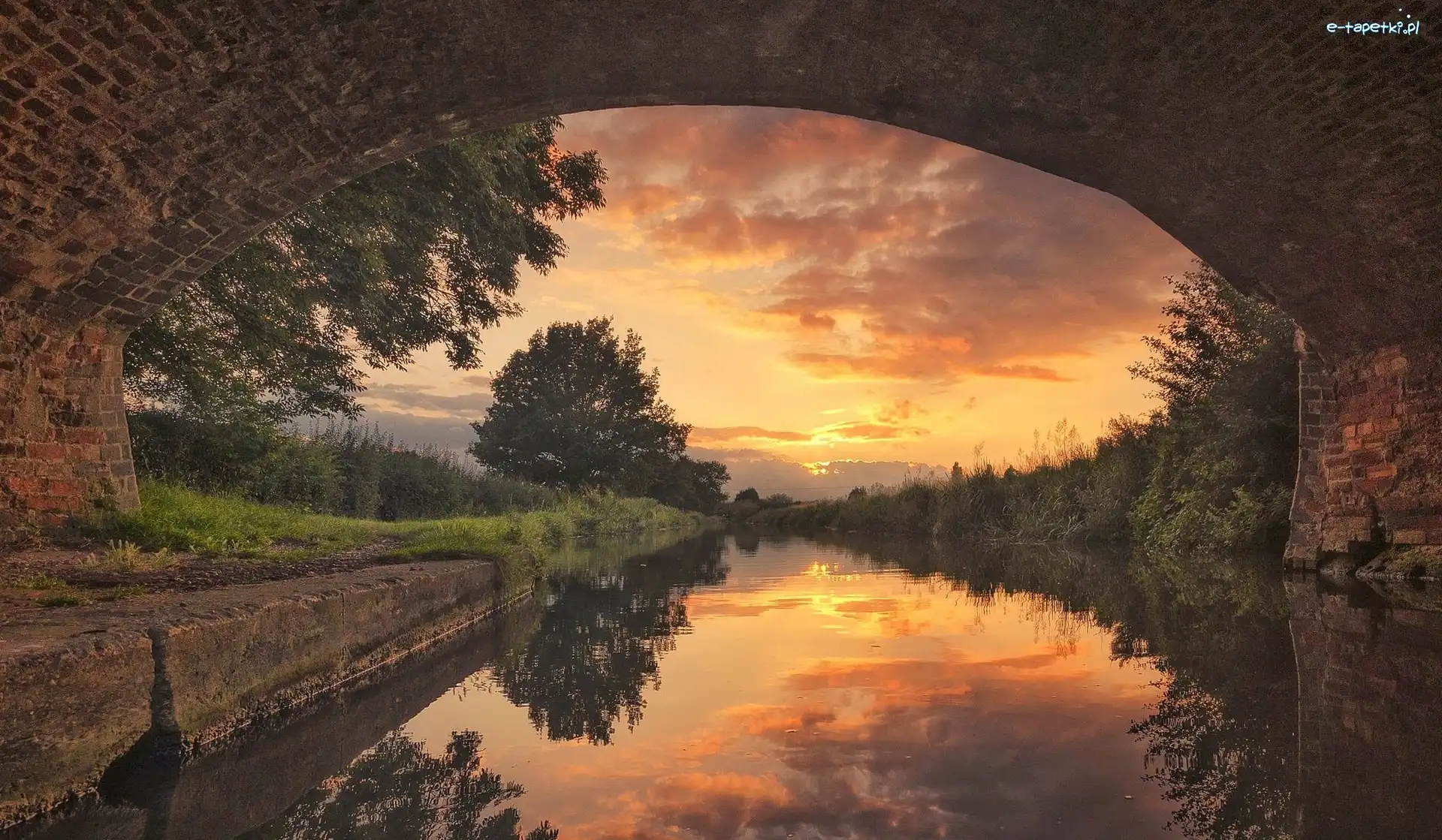 Zachód słońca, Most, Dzielnica Sinfin, Derby, Anglia, Odbicie, Drzewa, Rzeka Trent and Mersey Canal, Chmury