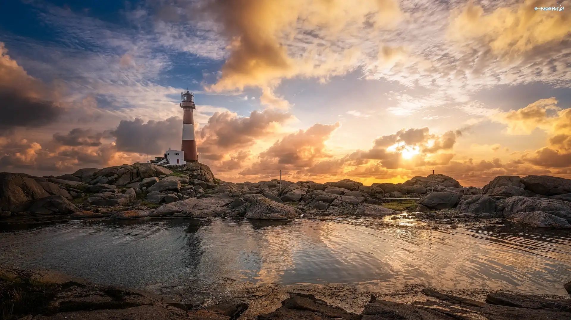 Chmury, Latarnia morska Eigerøy Lighthouse, Skały, Wschód słońca, Wyspa Midbrødøya, Norwegia