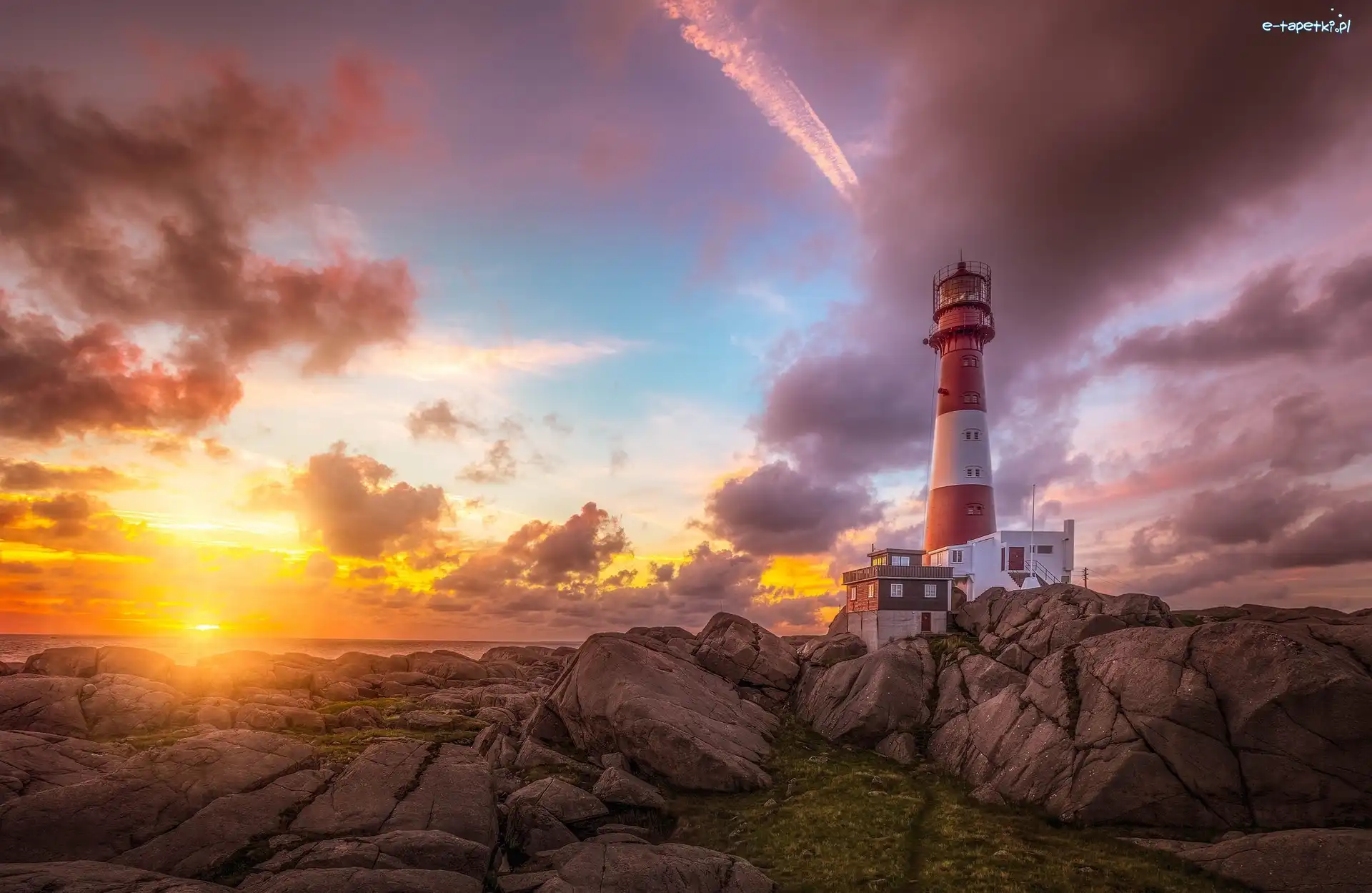 Chmury, Latarnia morska Eigerøy Lighthouse, Skały, Wyspa Midbrødøya, Norwegia, Zachód słońca, Morze