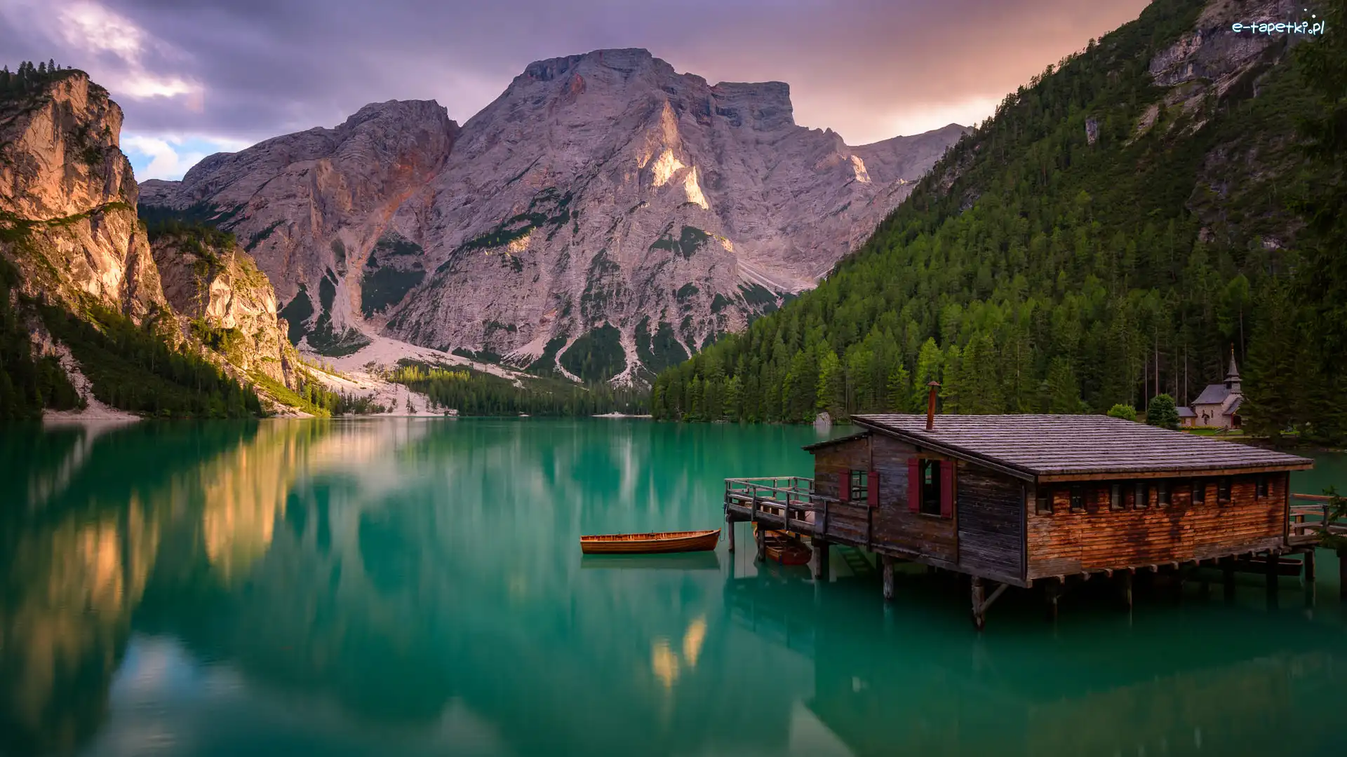 Drewniany, Góry, Jezioro Pragser Wildsee, Południowy Tyrol, Włochy, Drzewa, Łódki, Dolomity, Dom