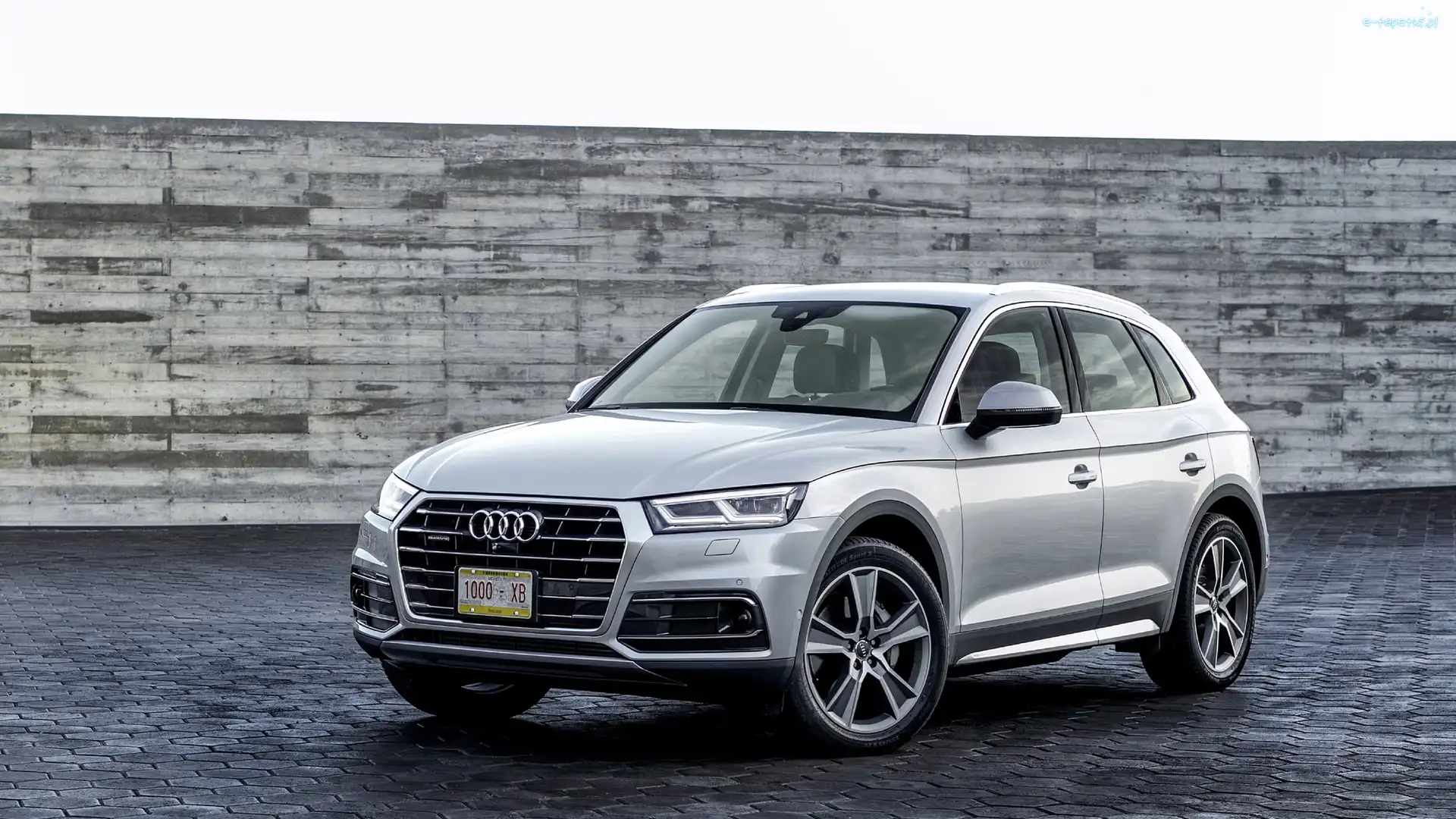 Audi Q5, Ściana, 2017, Srebrne