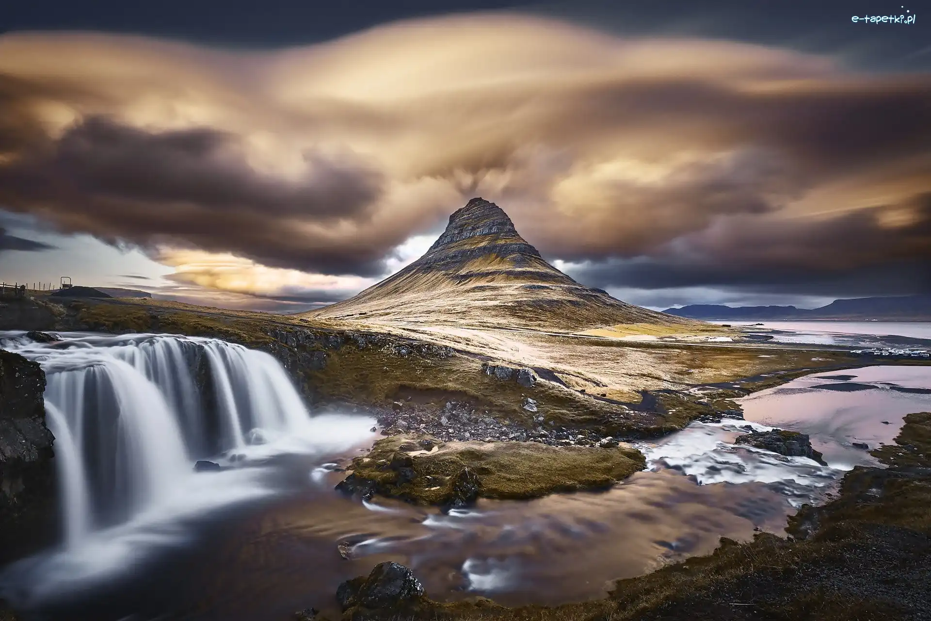 Góra Kirkjufell, Kamienie, Wodospad Kirkjufellsfoss, Islandia