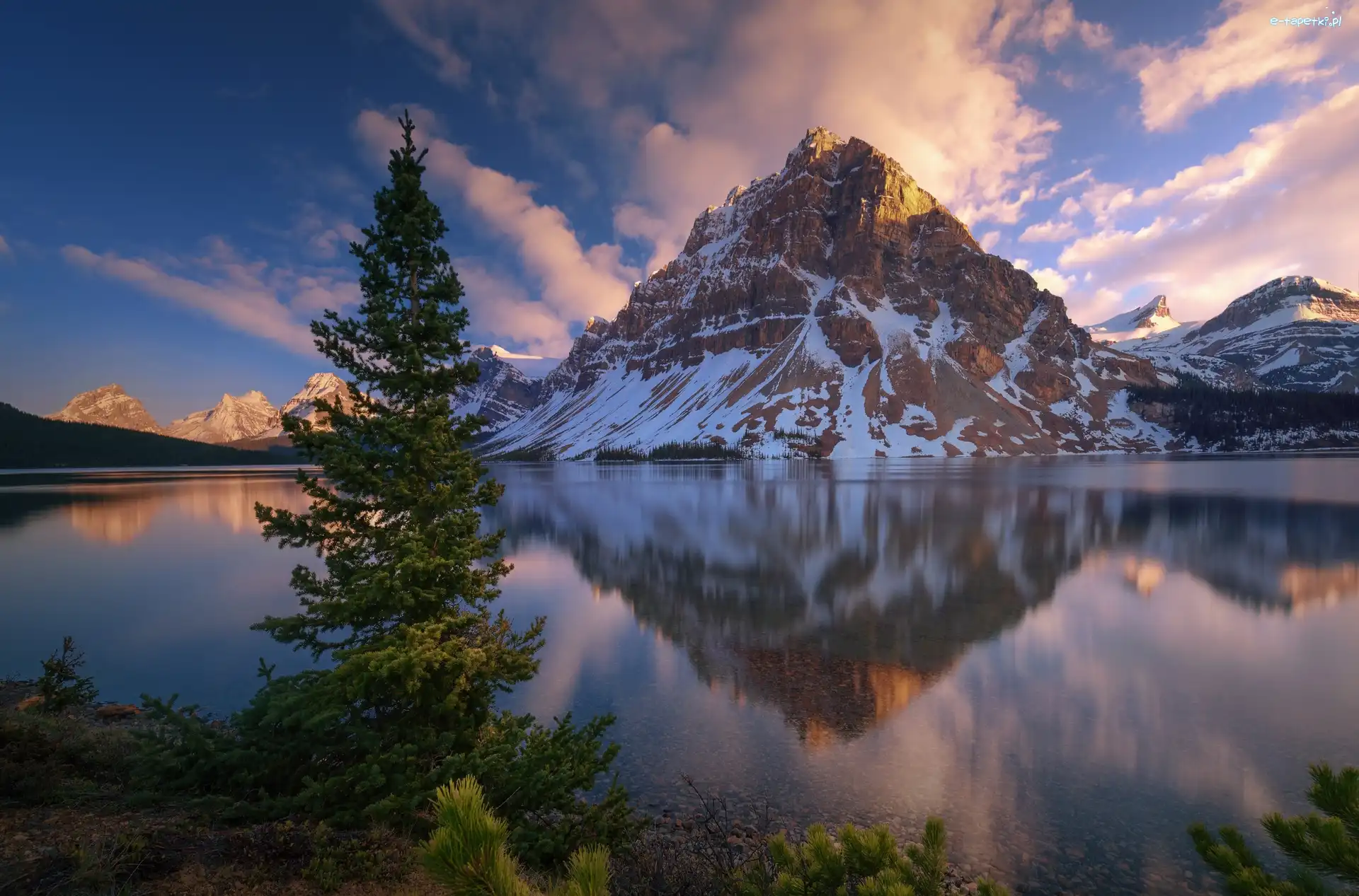 Jezioro Bow Lake, Góry, Szczyt Crowfoot Mountain, Drzewa, Park Narodowy Banff, Kanada