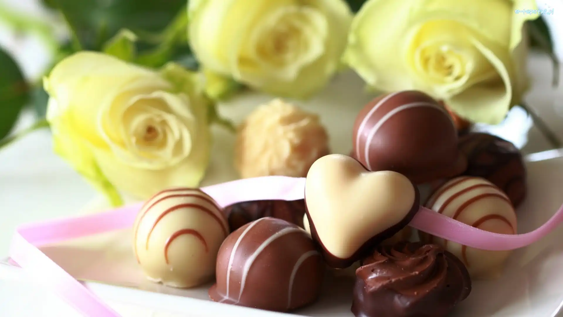 Rozmycie, Pralinki, Serduszko, Czekoladowe, Walentynki, Róże, Żółte
